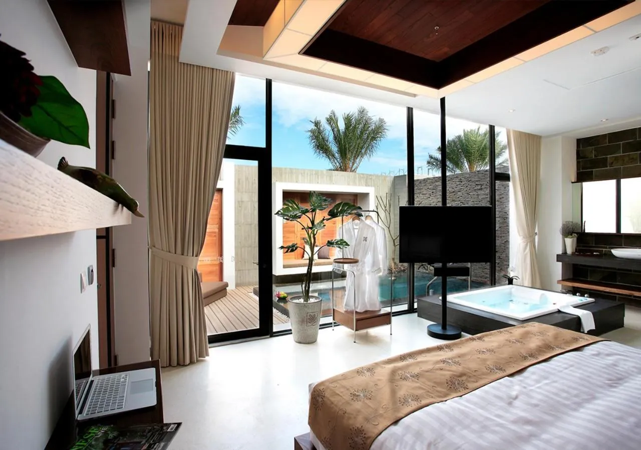 Swimming pool, Bed in H Villa Inn