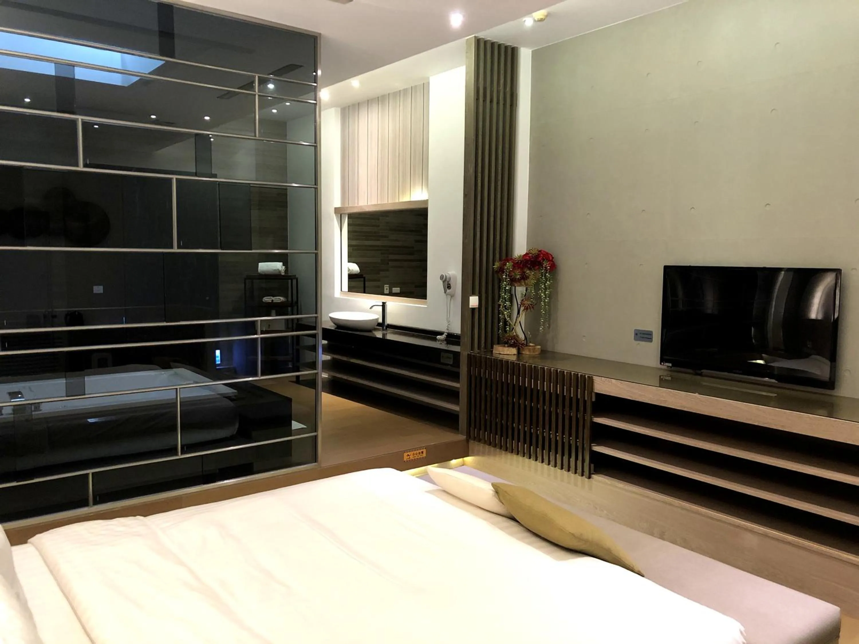 TV and multimedia, Bed in H Villa Inn