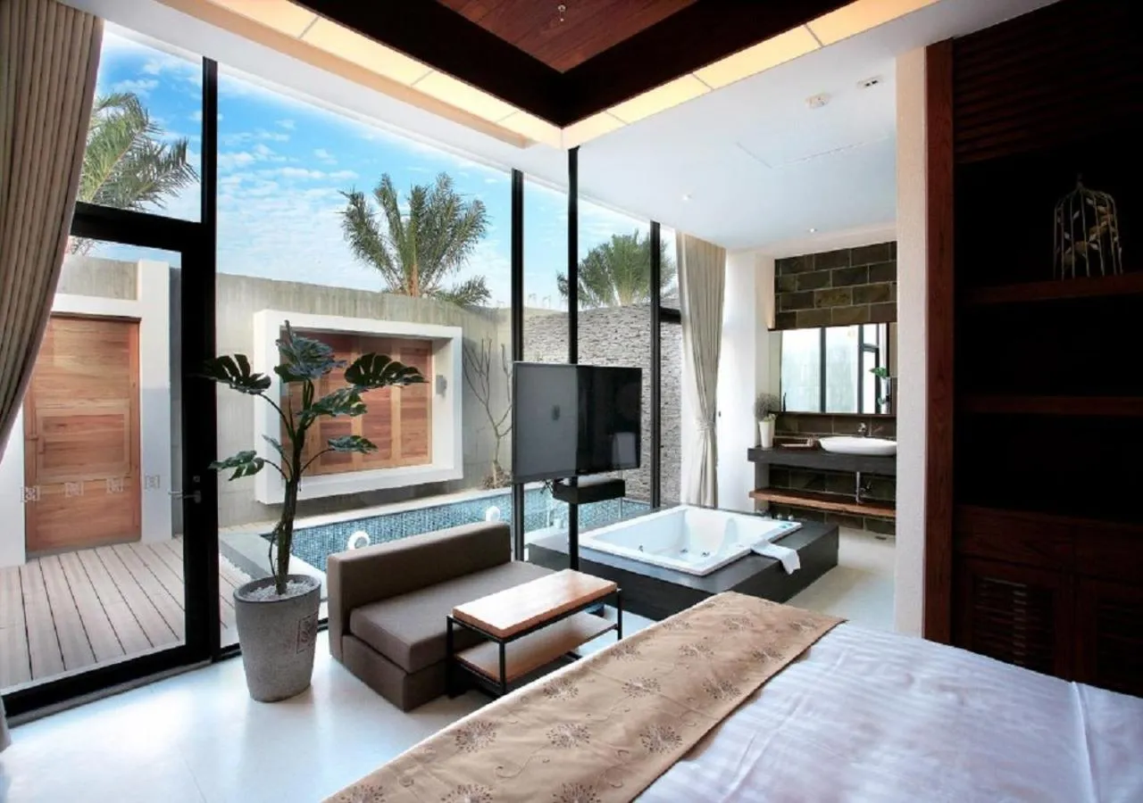 Pool view, Bed in H Villa Inn