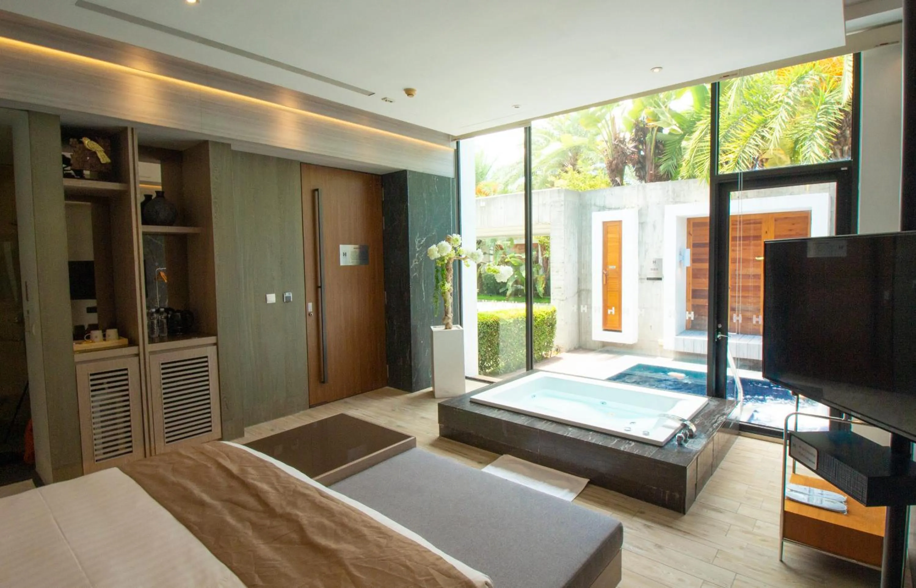 Photo of the whole room, Bed in H Villa Inn