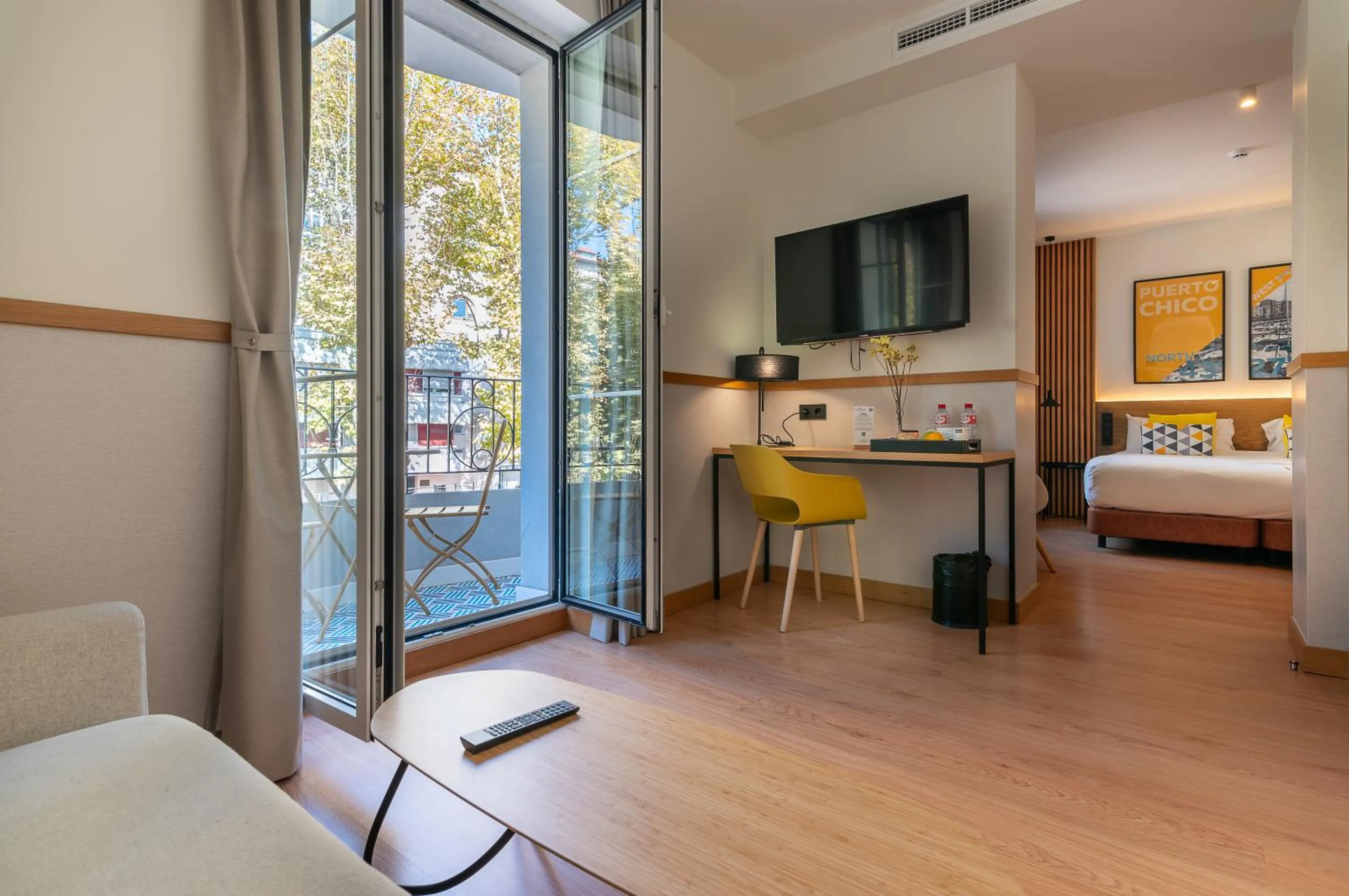 Communal lounge/ TV room, Bed in Sercotel El Balcón de la Bahía Suites