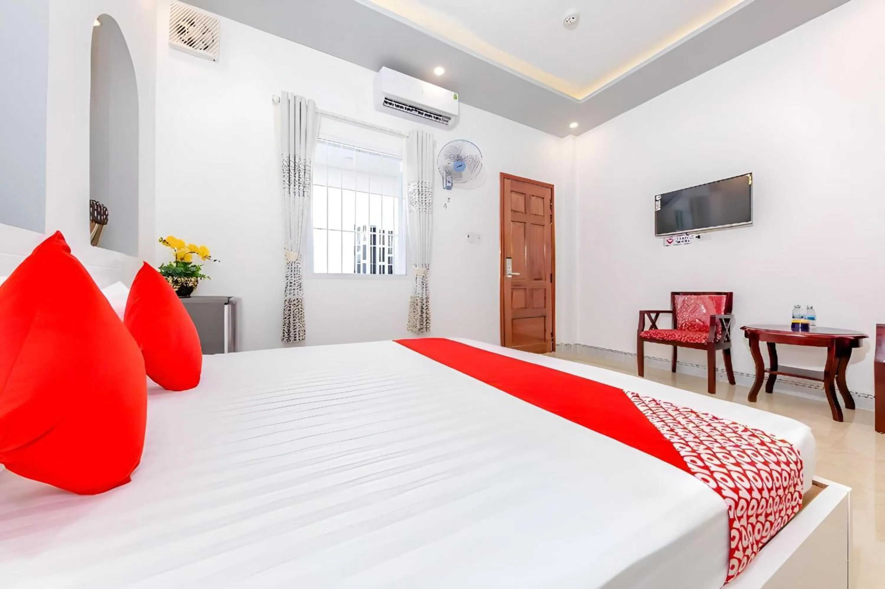 Photo of the whole room, Bed in Super OYO 598 Peony Hotel