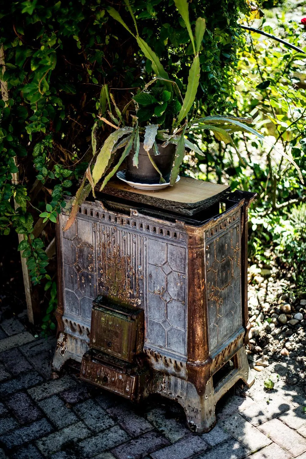 Decorative detail in Nyirfa Apartmanház Döröske