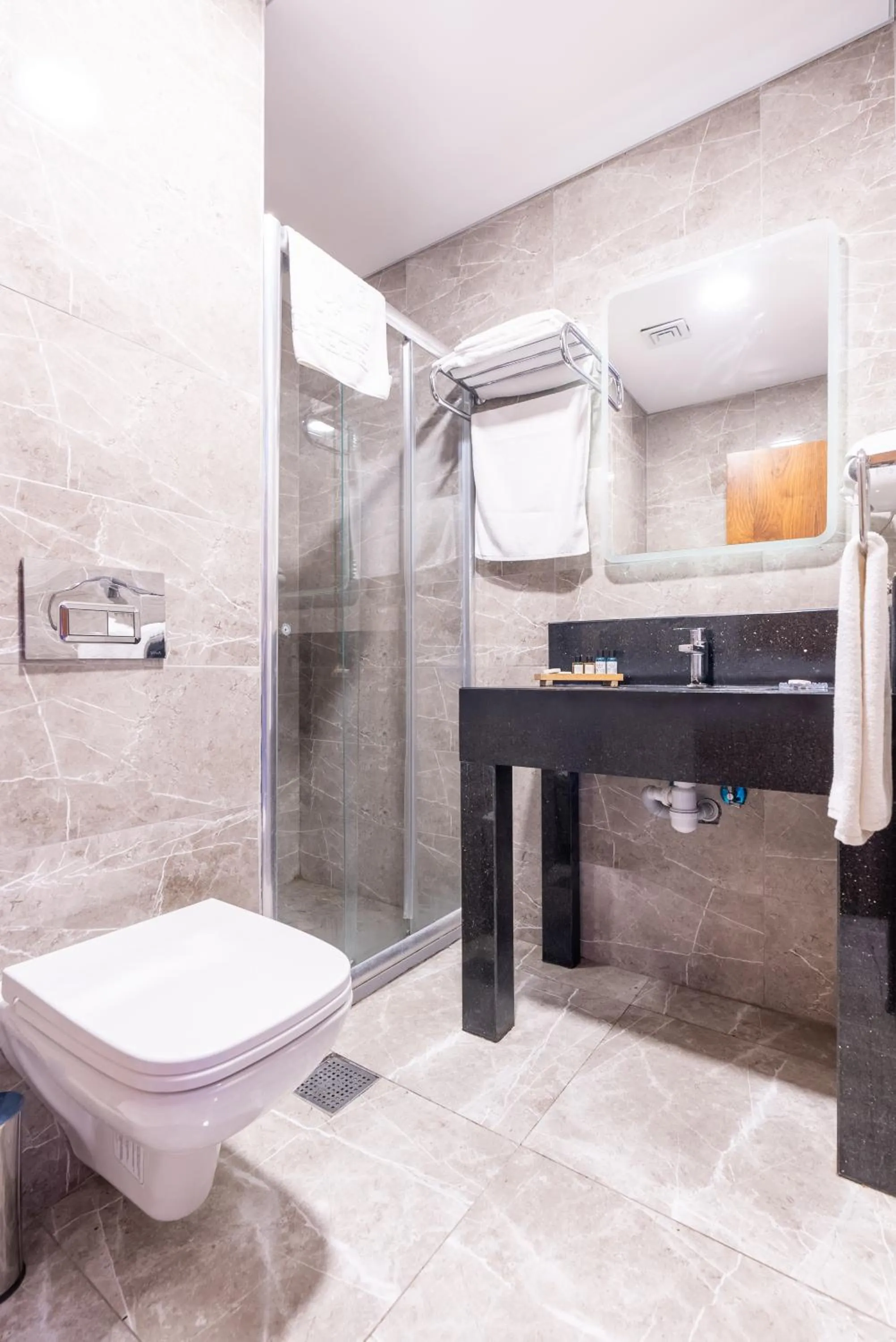 Shower in Valens Hotel Downtown