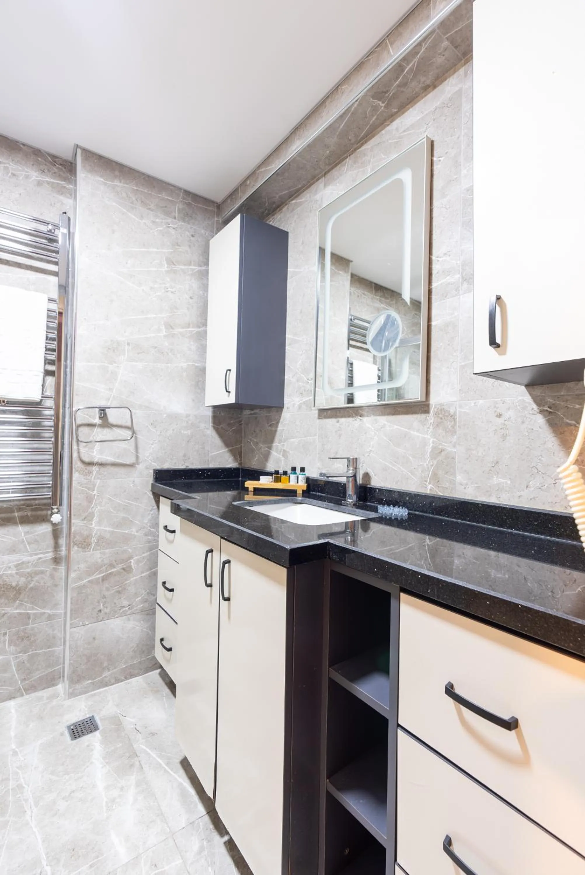 Bathroom in Valens Hotel Downtown