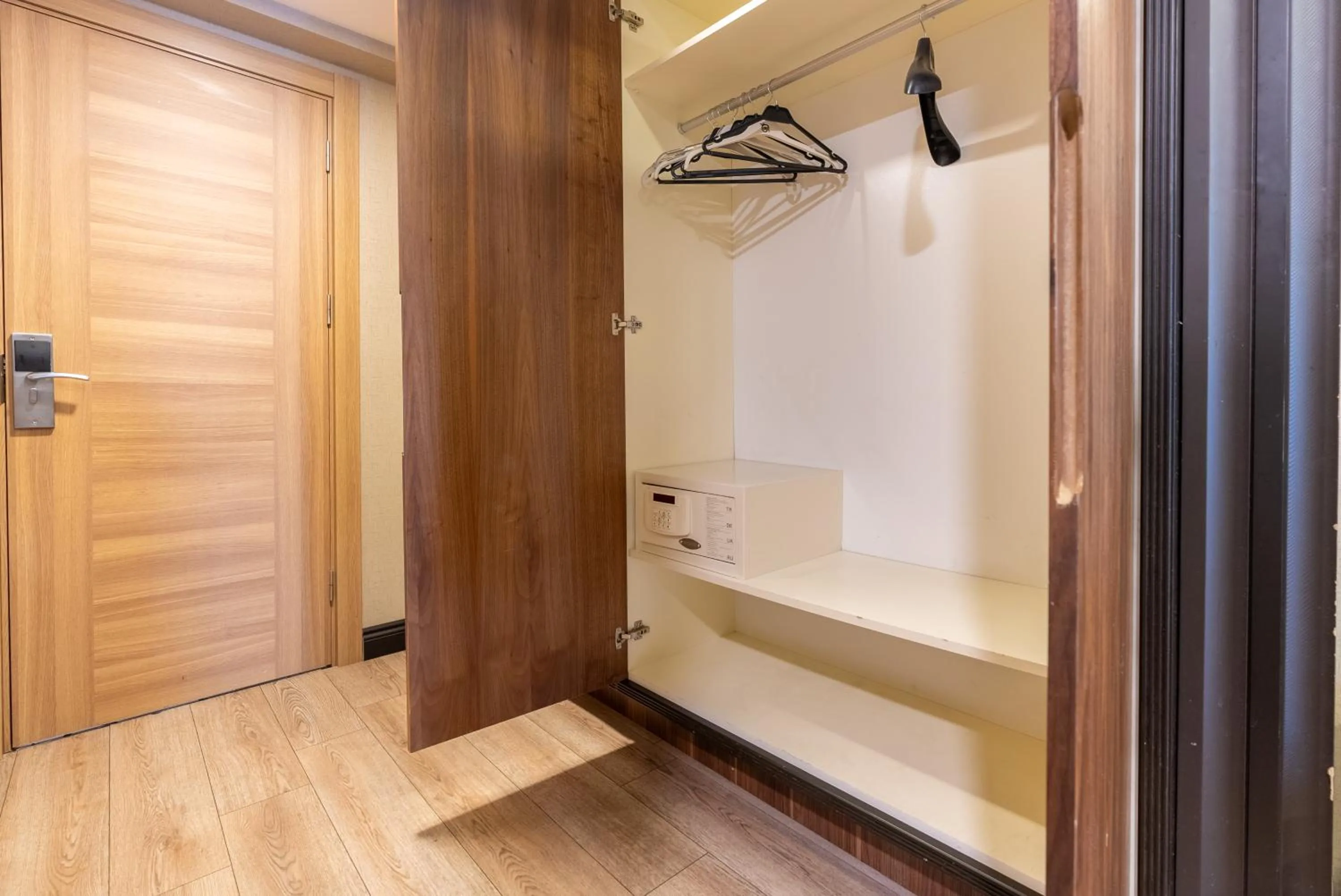 Shower in Valens Hotel Downtown