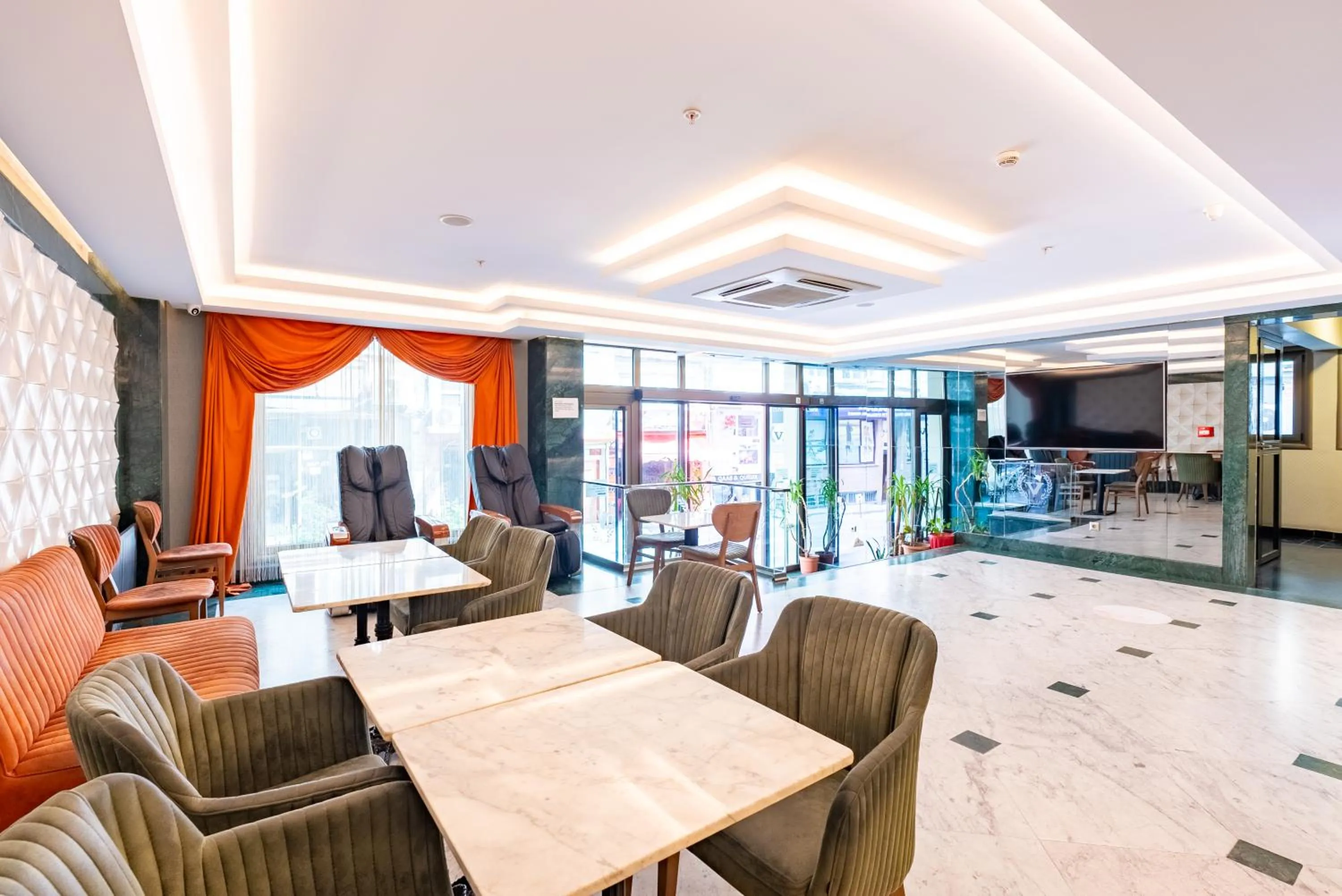 Communal lounge/ TV room in Valens Hotel Downtown