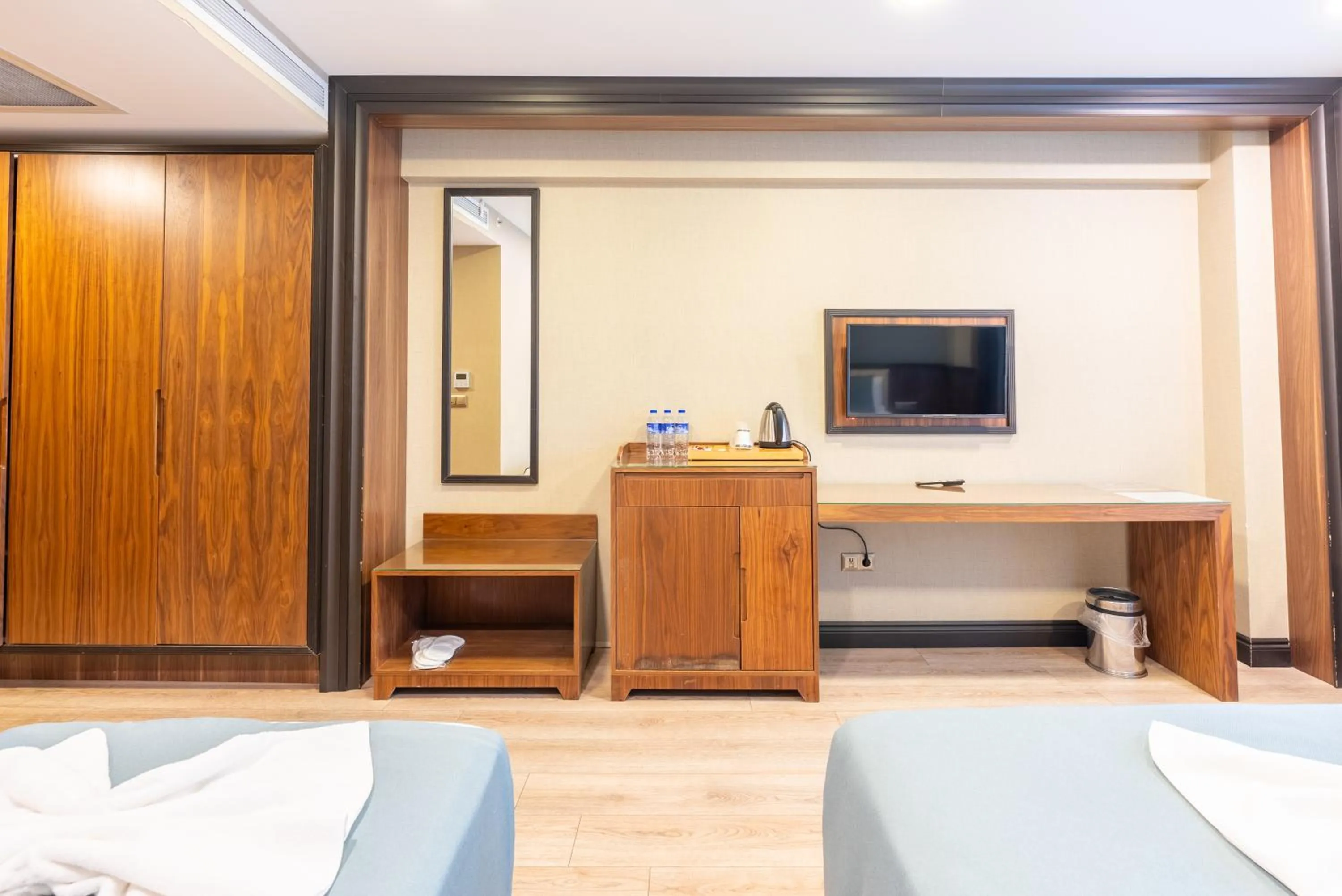 Communal lounge/ TV room, Bed in Valens Hotel Downtown