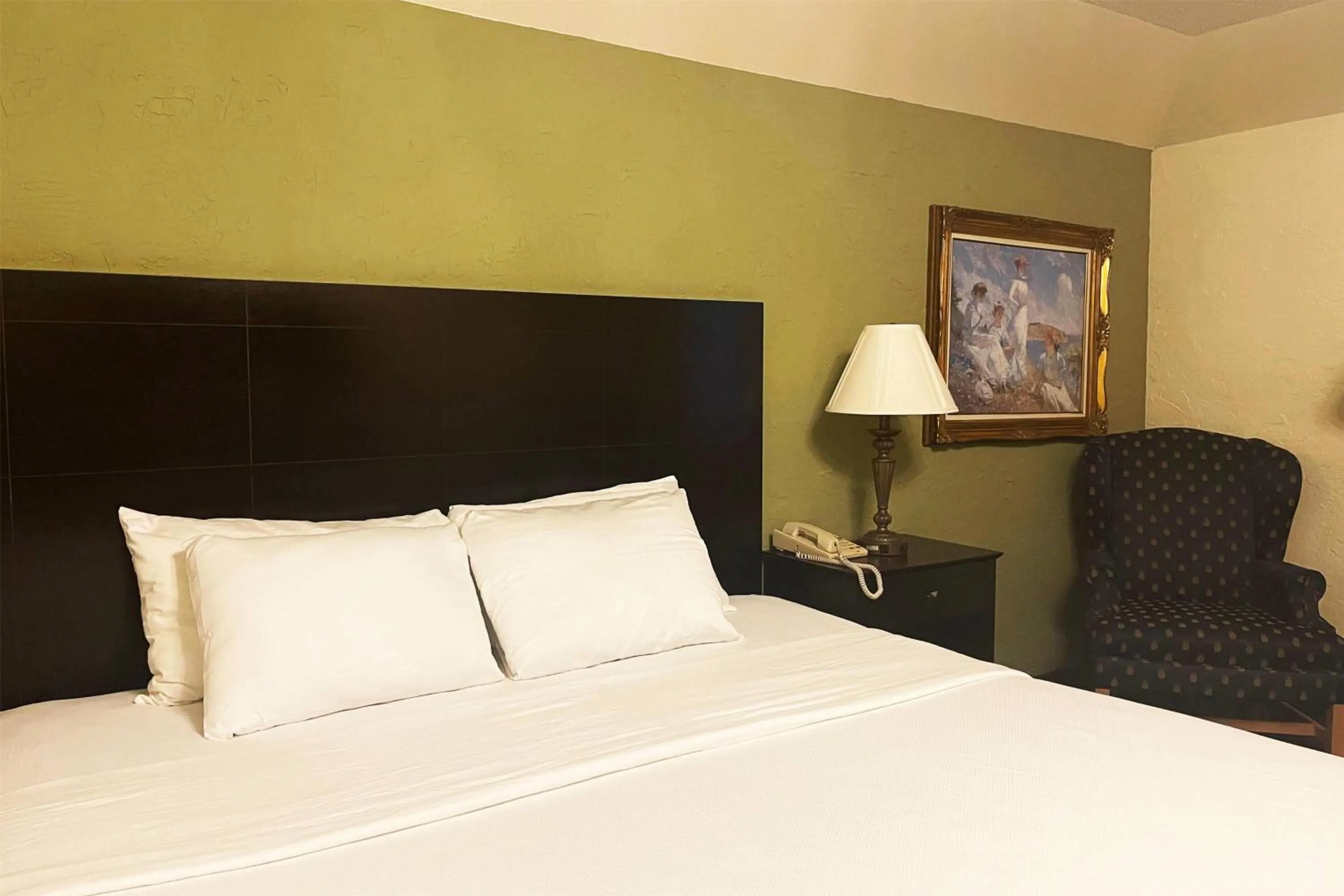 Photo of the whole room, Bed in Chateau Hotel and Conference Center