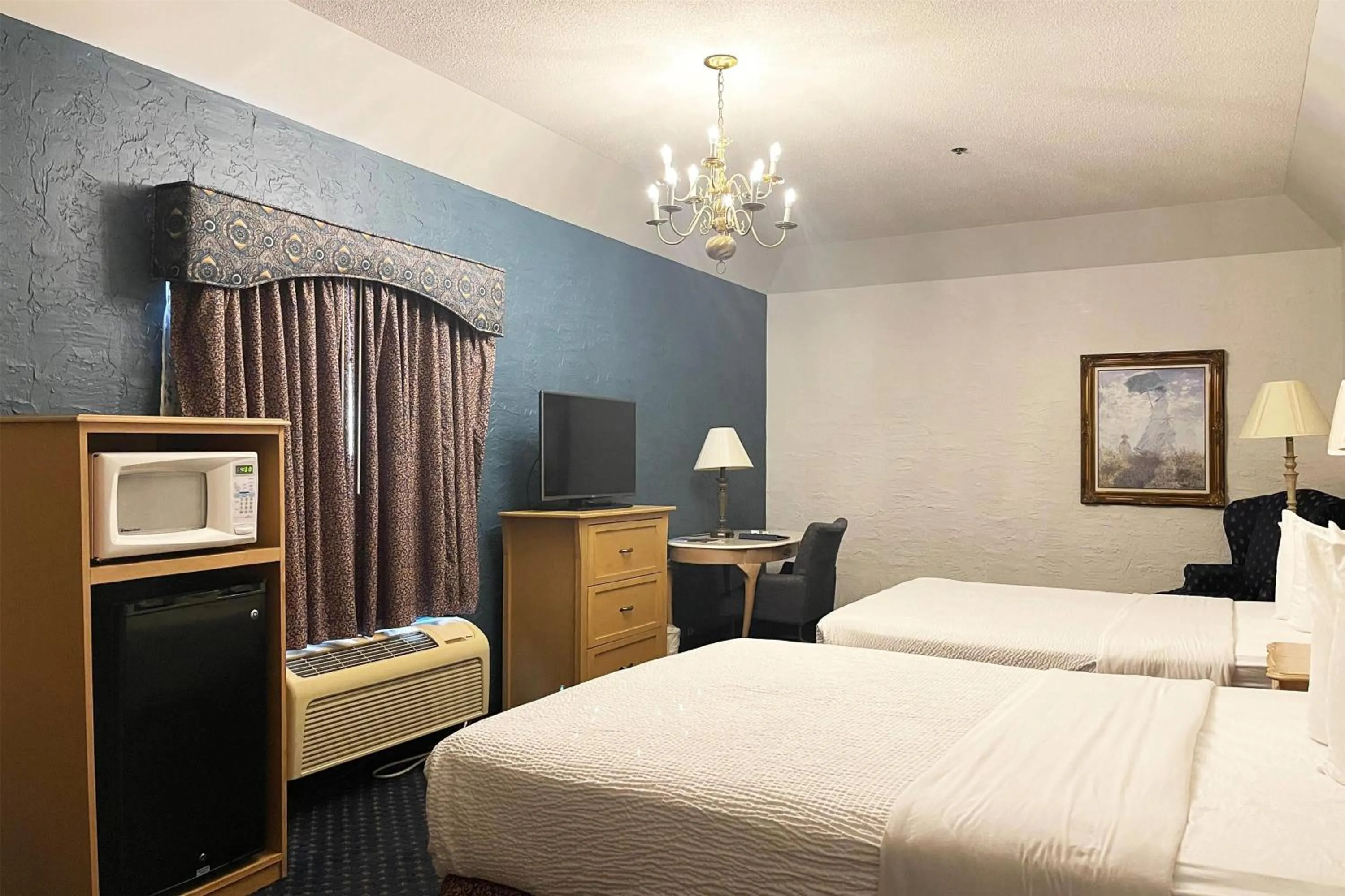 Photo of the whole room, Bed in Chateau Hotel and Conference Center