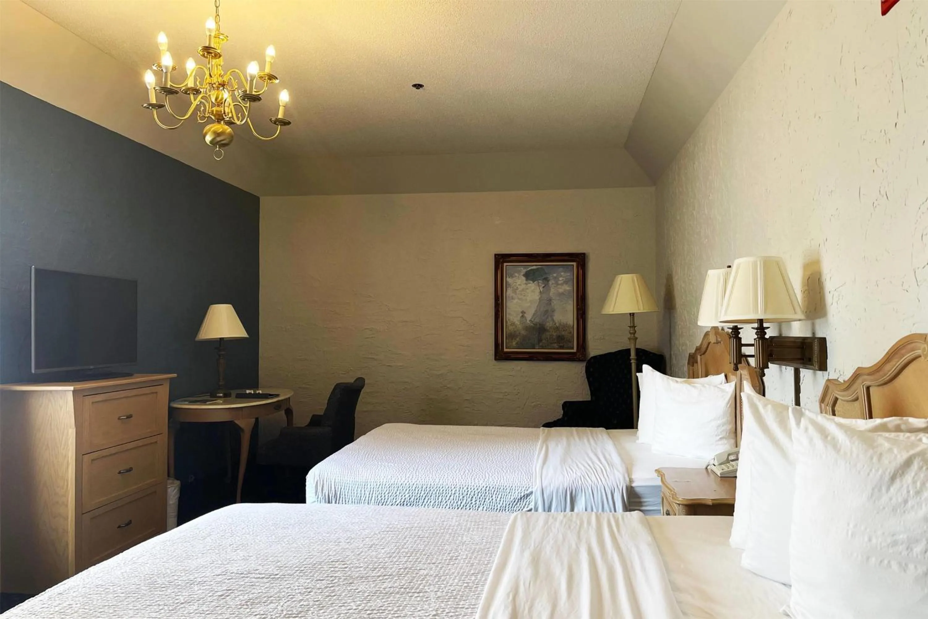 Photo of the whole room, Bed in Chateau Hotel and Conference Center