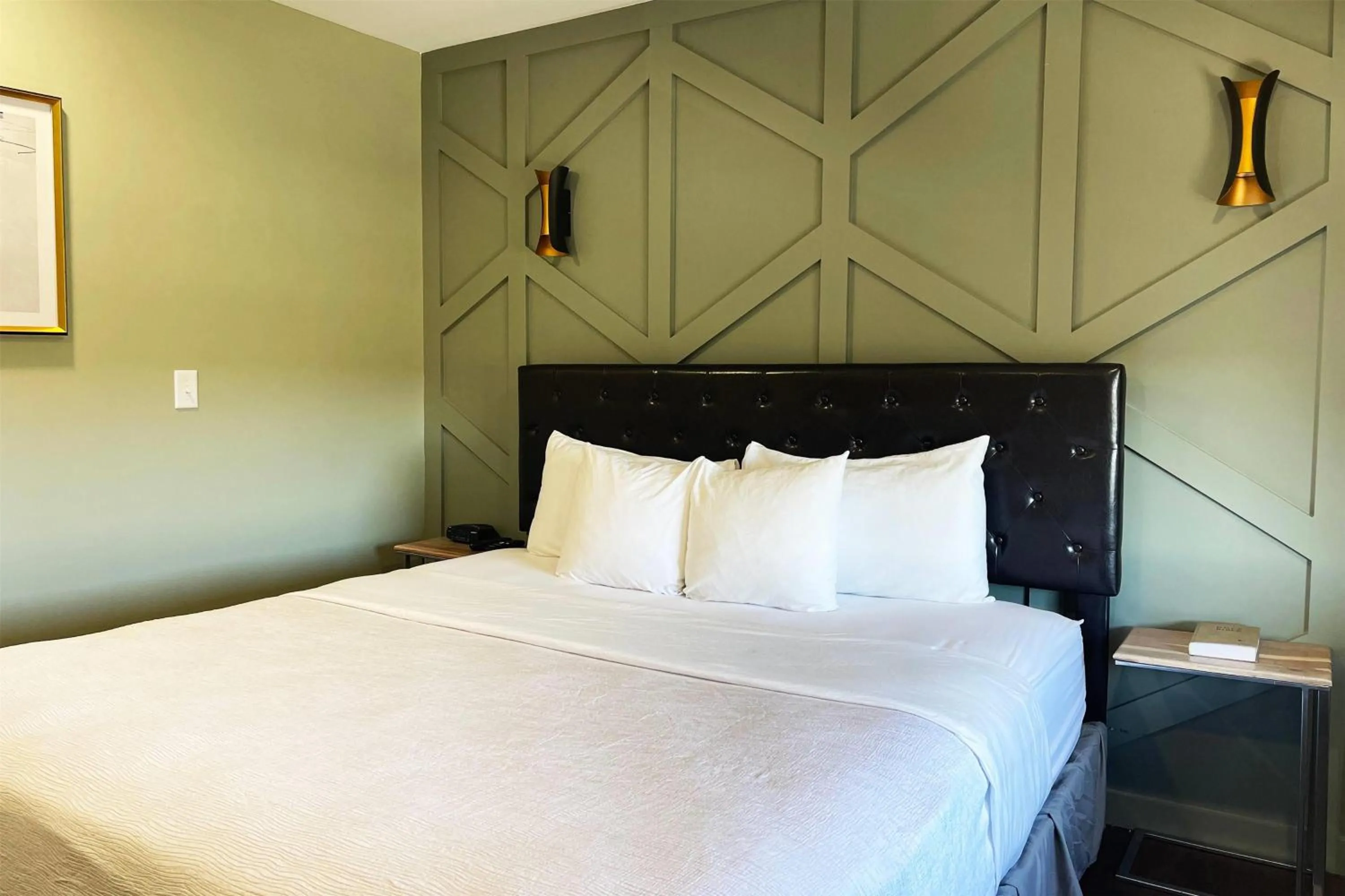 Photo of the whole room, Bed in Chateau Hotel and Conference Center