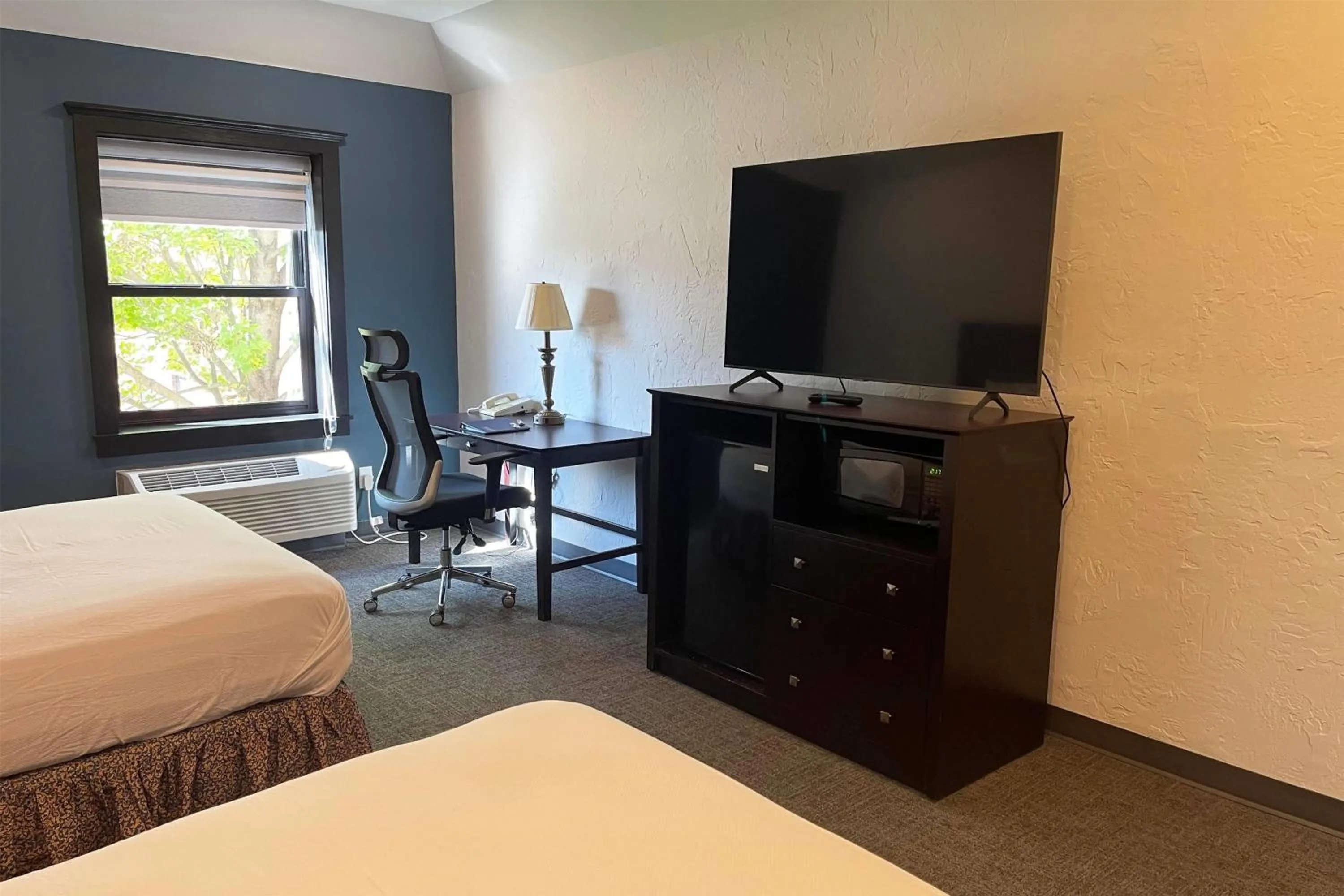 Photo of the whole room, Bed in Chateau Hotel and Conference Center