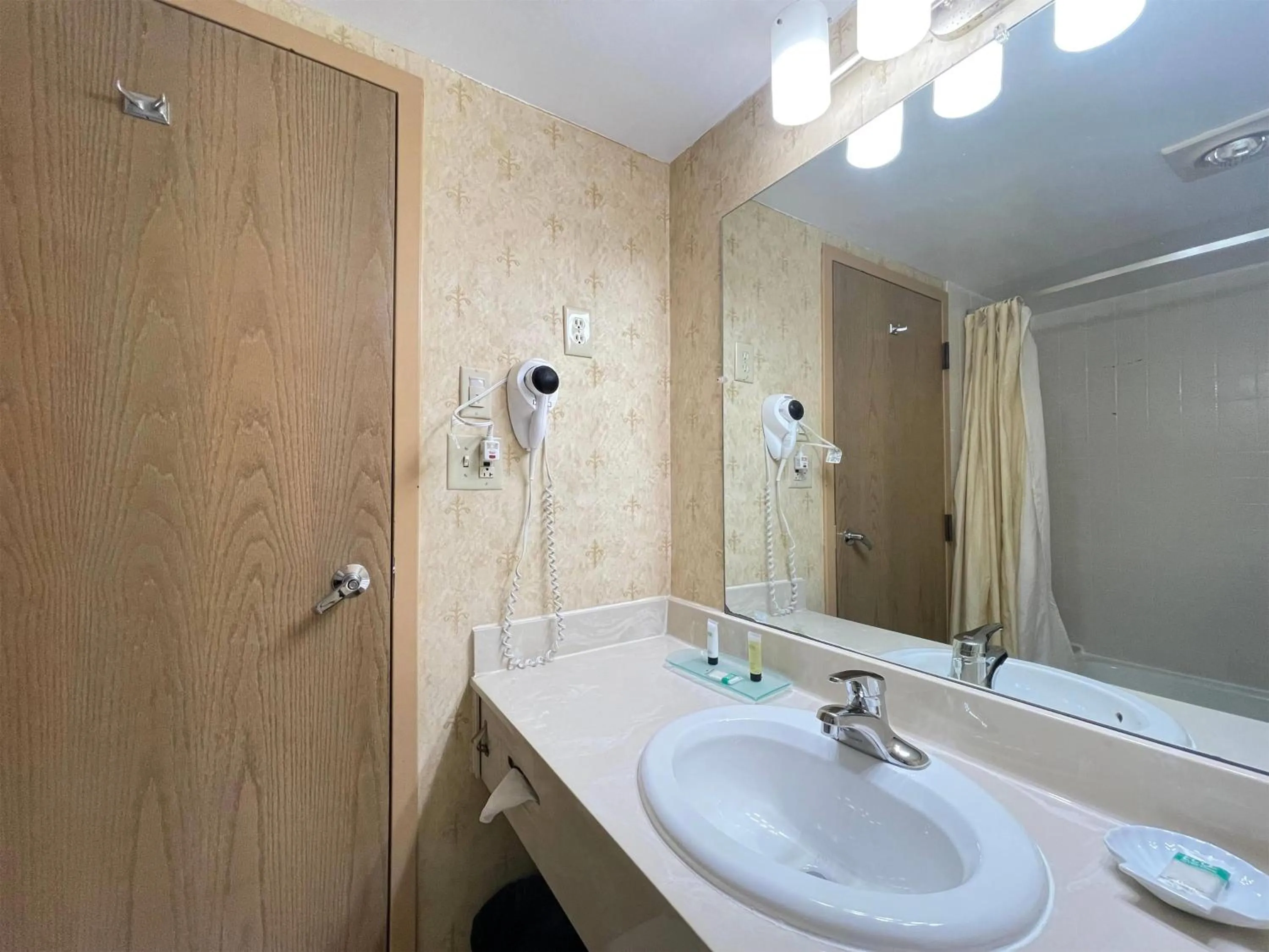 Bathroom in Chateau Hotel and Conference Center