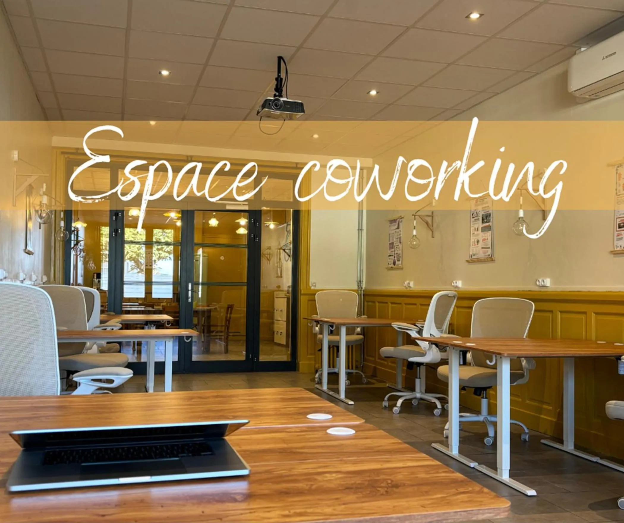 Seating area in Contact Hôtel de la Gare et son restaurant Côte à Côte