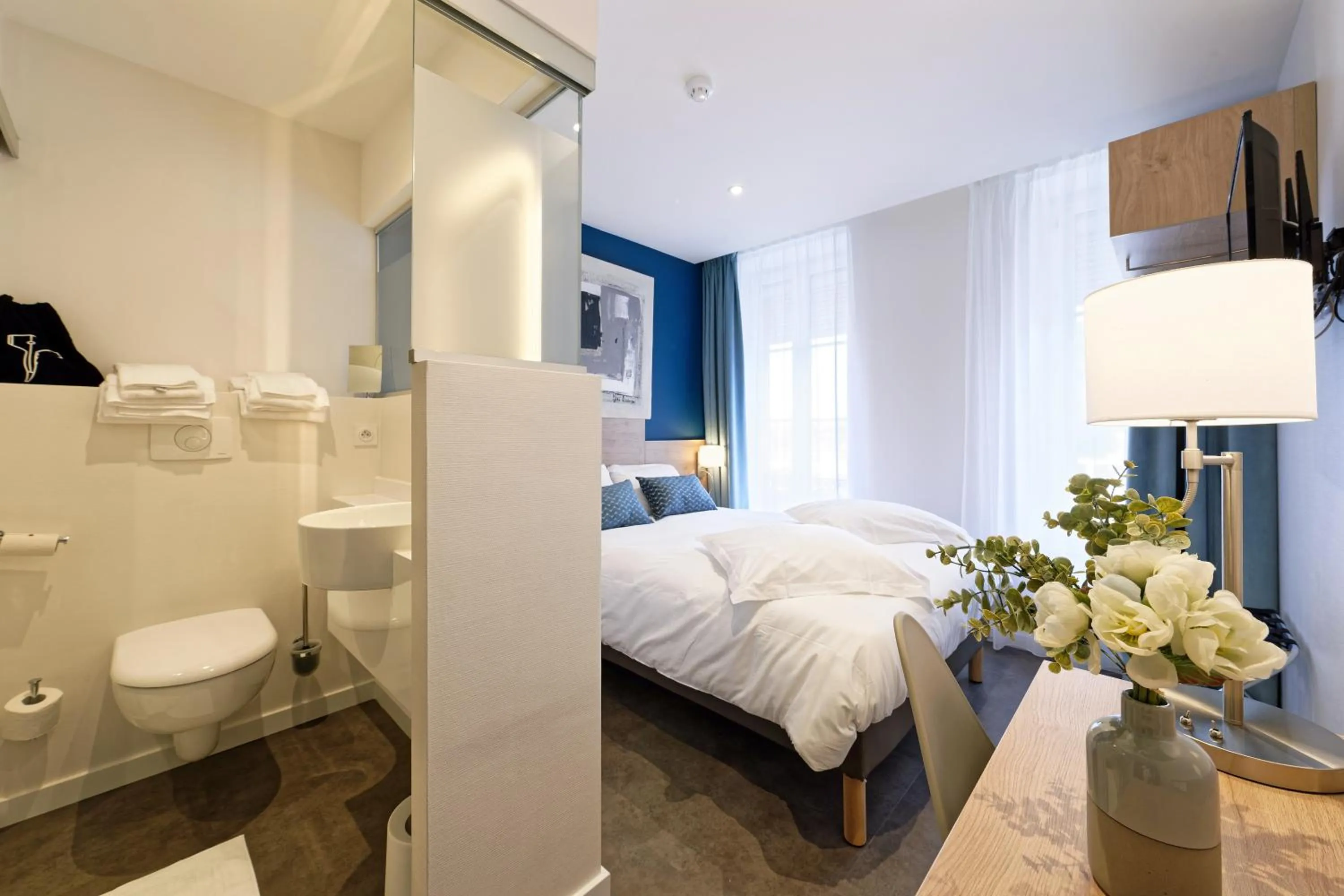 Bathroom, Bed in Contact Hôtel de la Gare et son restaurant Côte à Côte