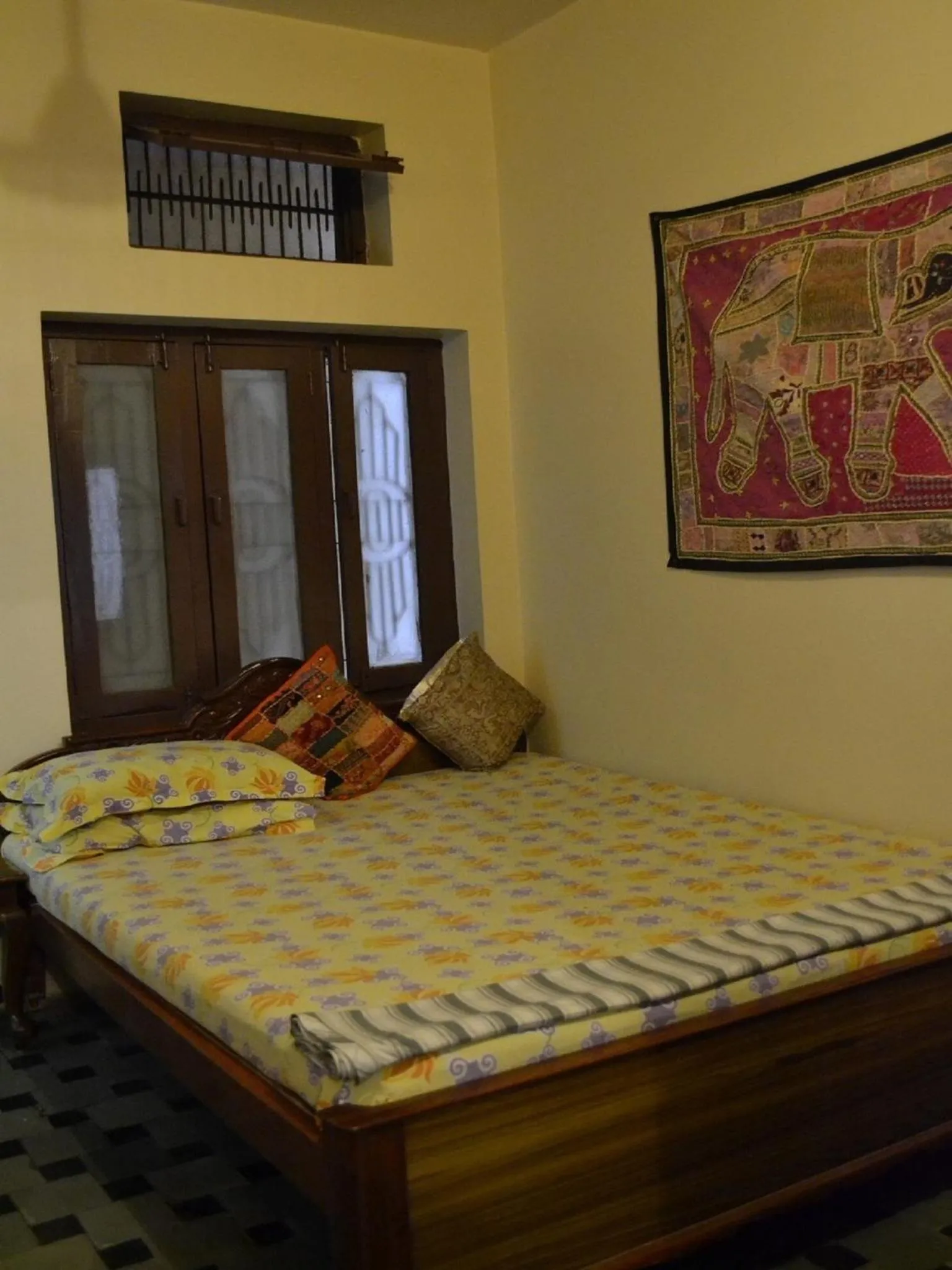 Photo of the whole room, Bed in Kanhaia Haveli