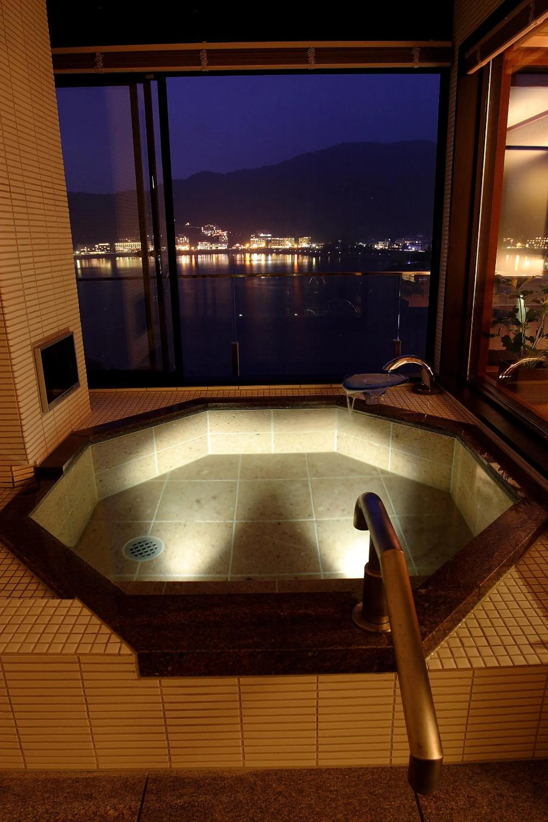 Hot Spring Bath in Fujikawaguchiko Onsen Konanso