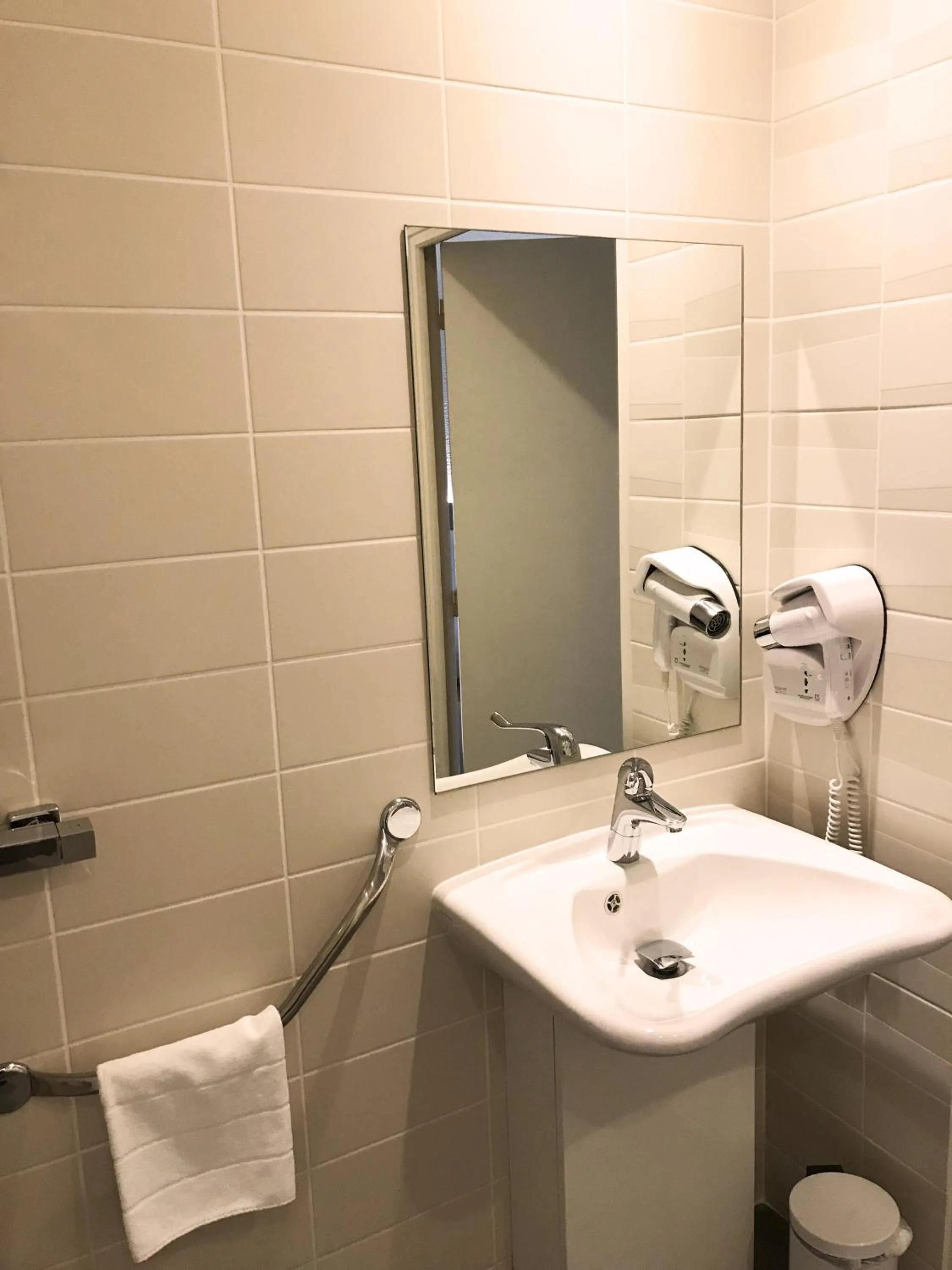 Bathroom in Hôtel Restaurant Les Grains d'Argent Dizy - Epernay