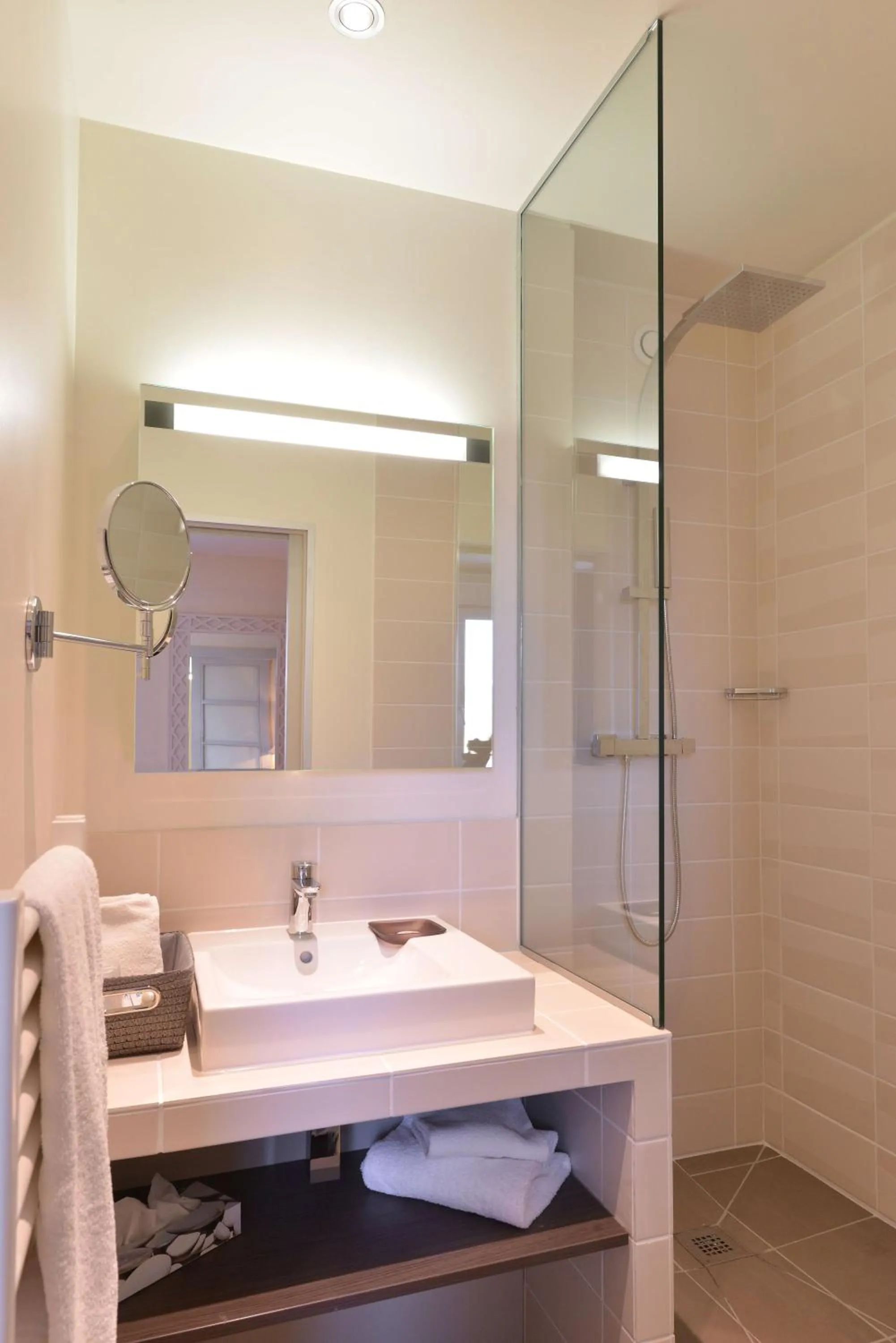 Bathroom in Hôtel Restaurant Les Grains d'Argent Dizy - Epernay