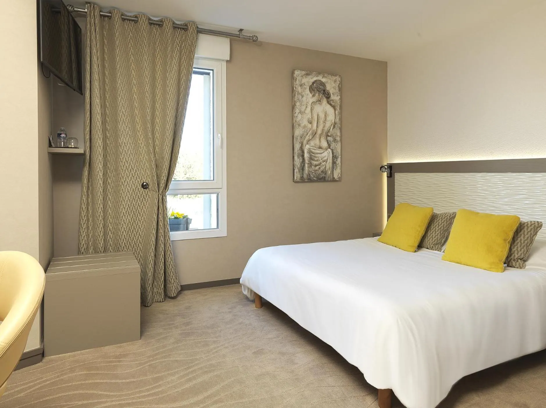 Bed in Hôtel Restaurant Les Grains d'Argent Dizy - Epernay