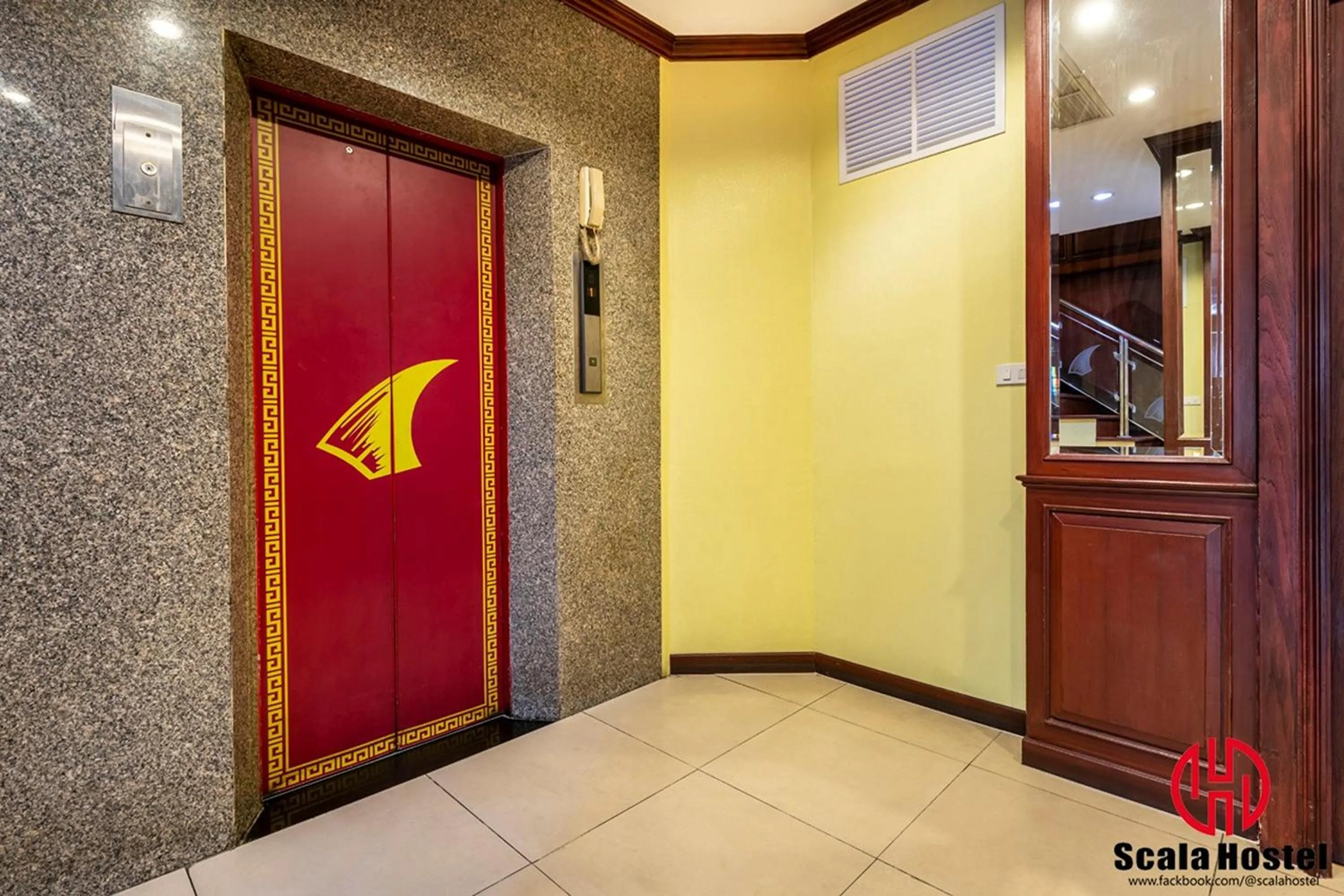 elevator in Scala Hostel