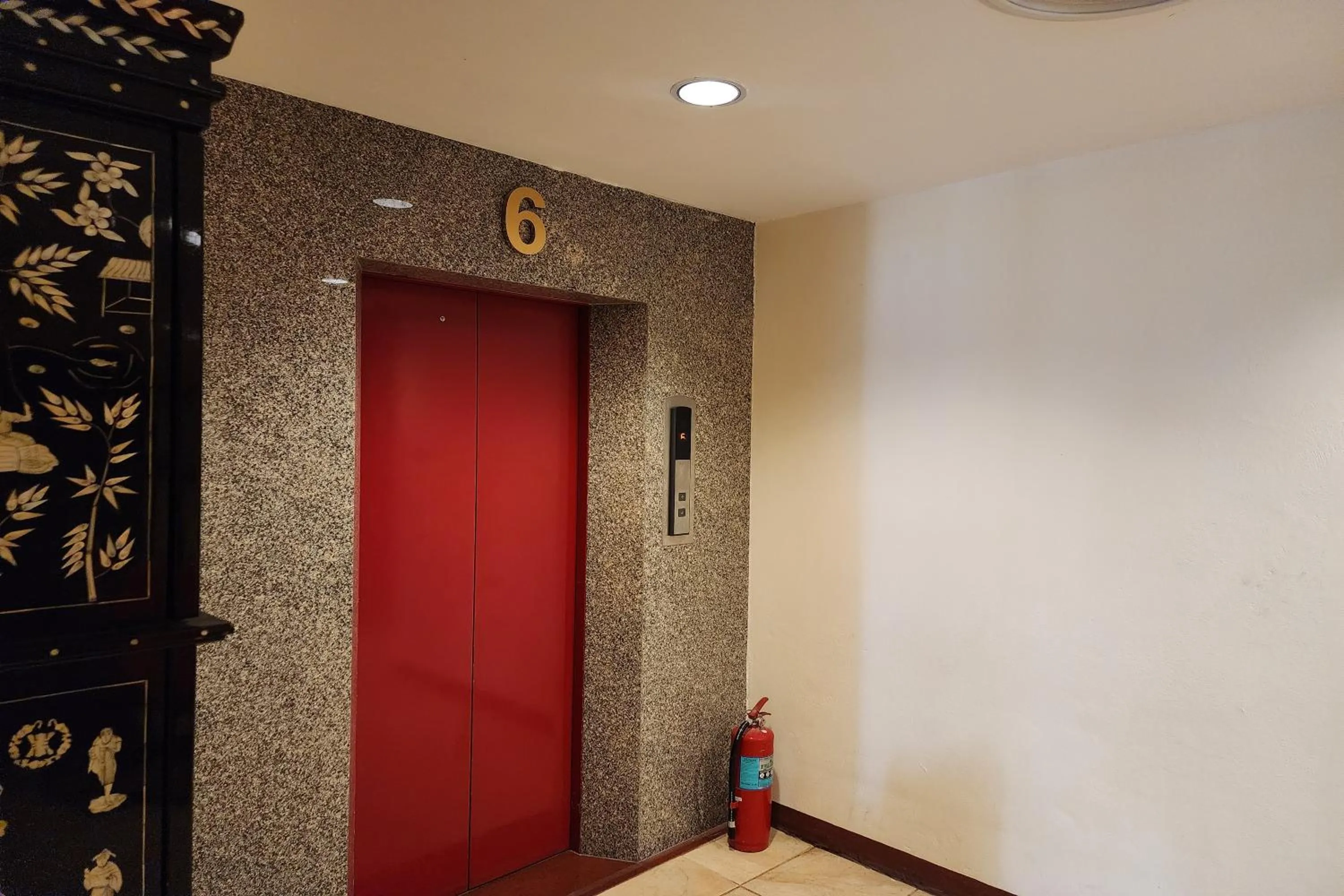 elevator in Scala Hostel