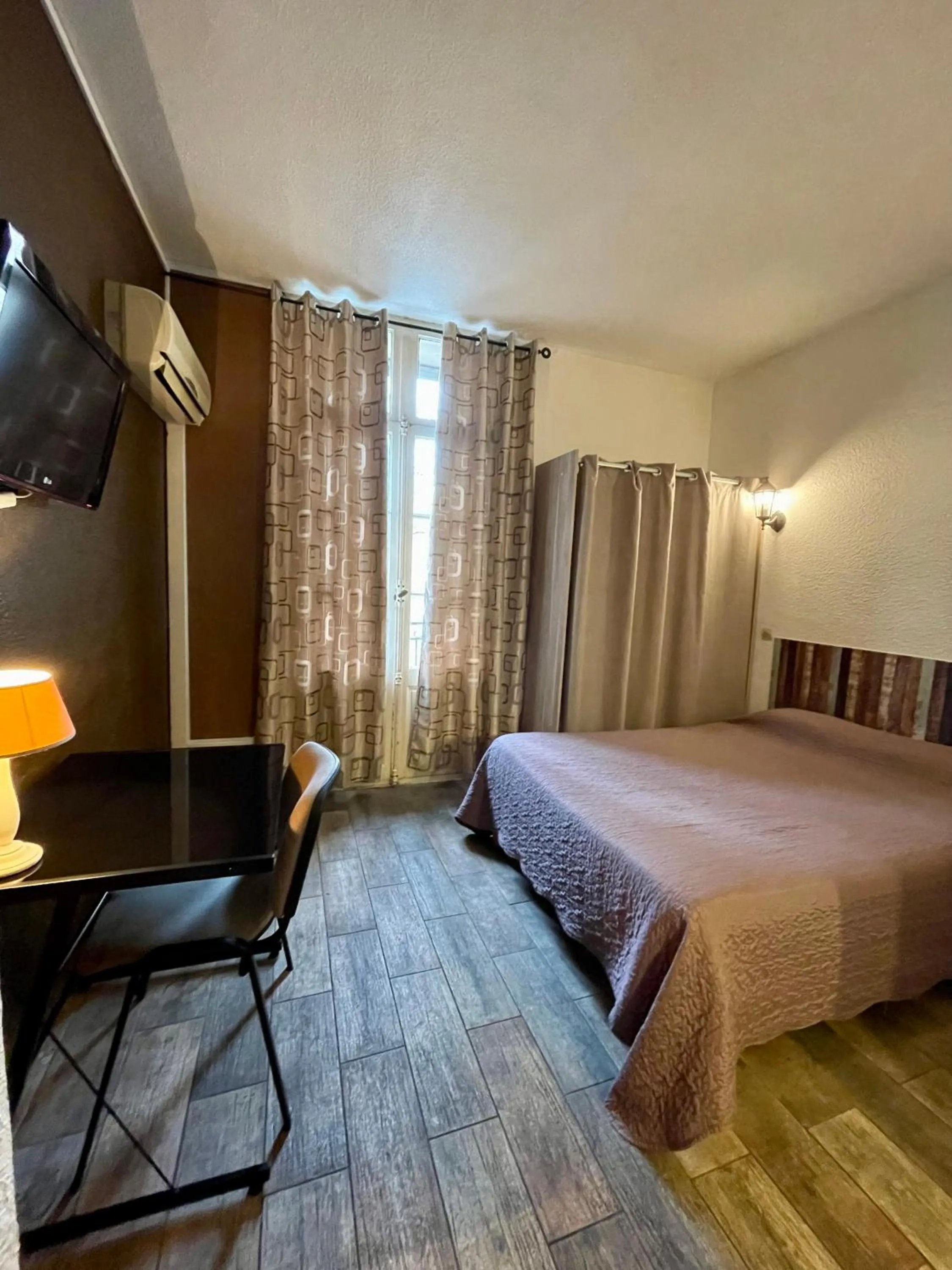 Photo of the whole room in Hotel Alexander