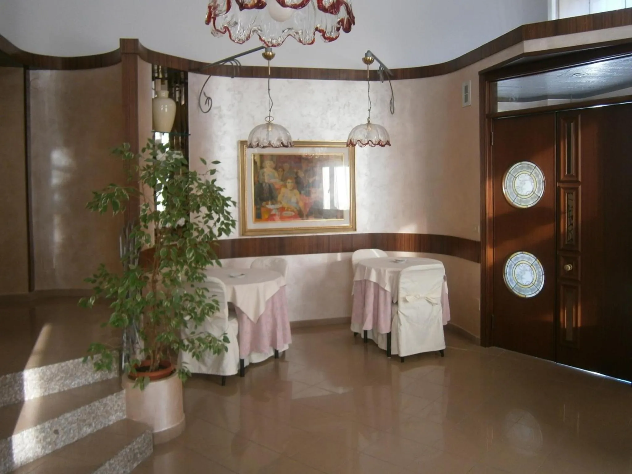 Restaurant/places to eat in Hotel Corona