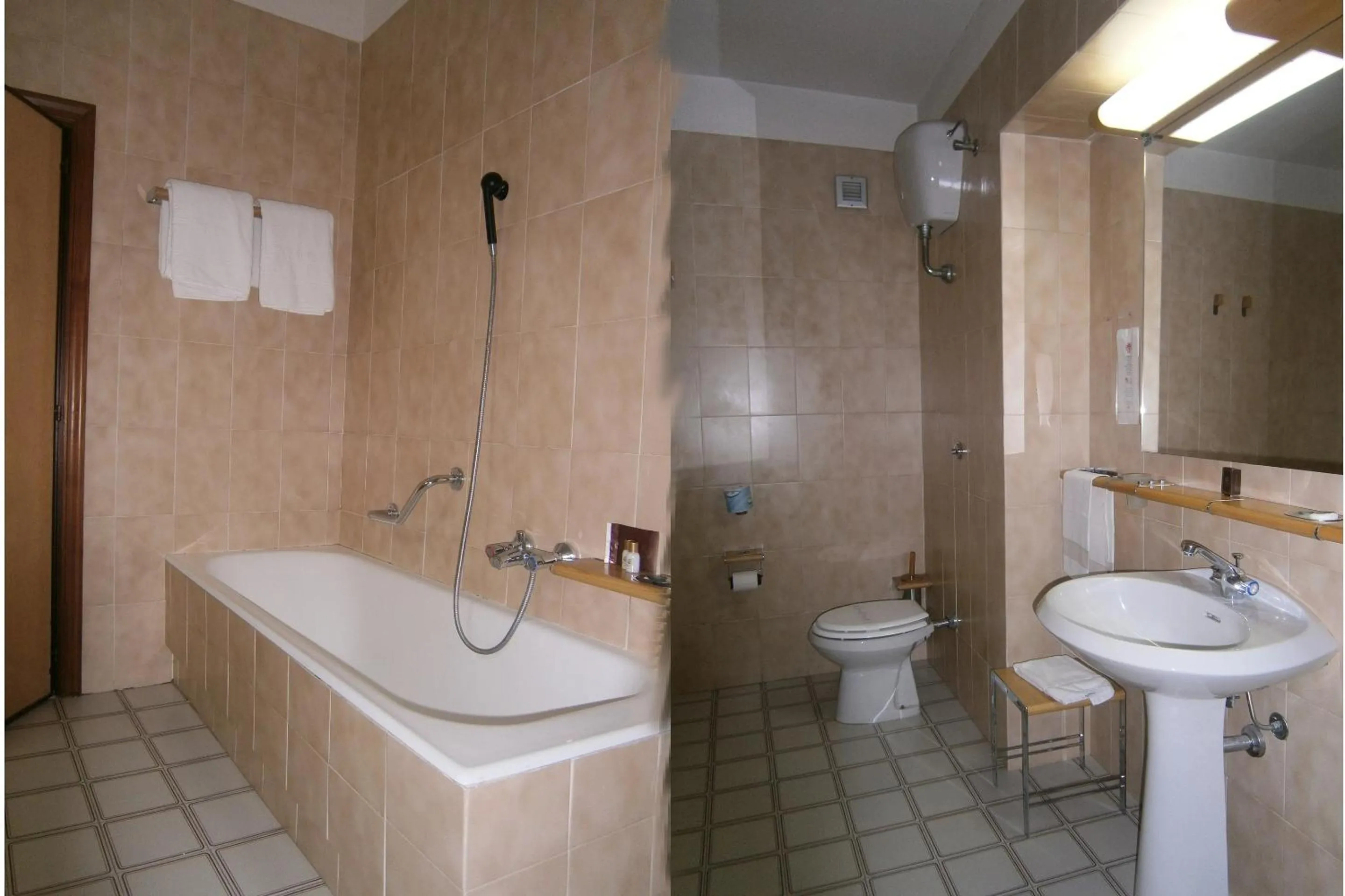 Bathroom in Hotel Corona