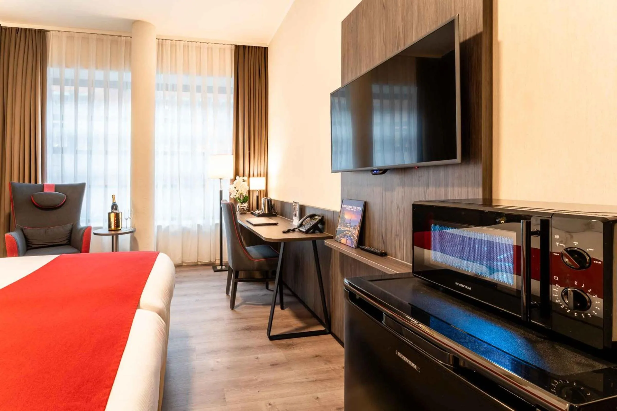 TV and multimedia in PLAZA Premium Den Haag City Center