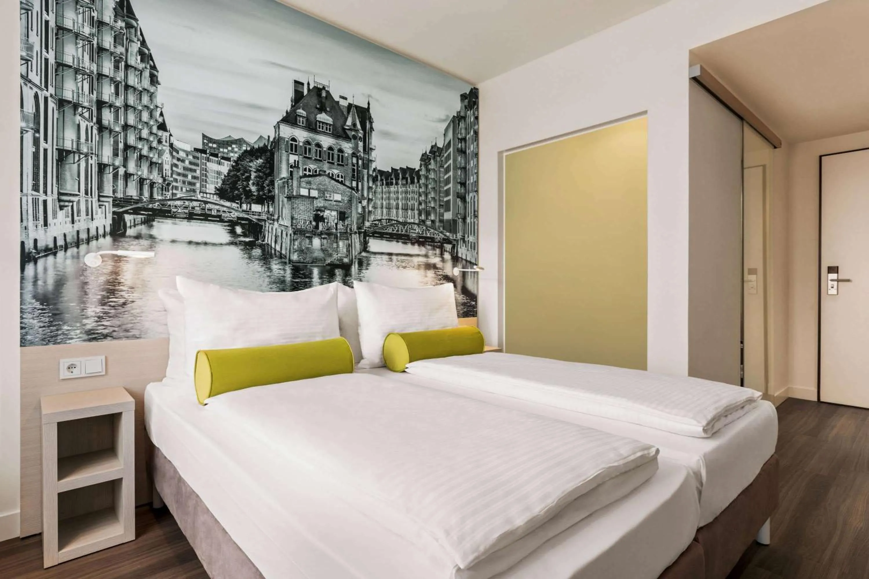 Bed in Super 8 by Wyndham Hamburg Mitte