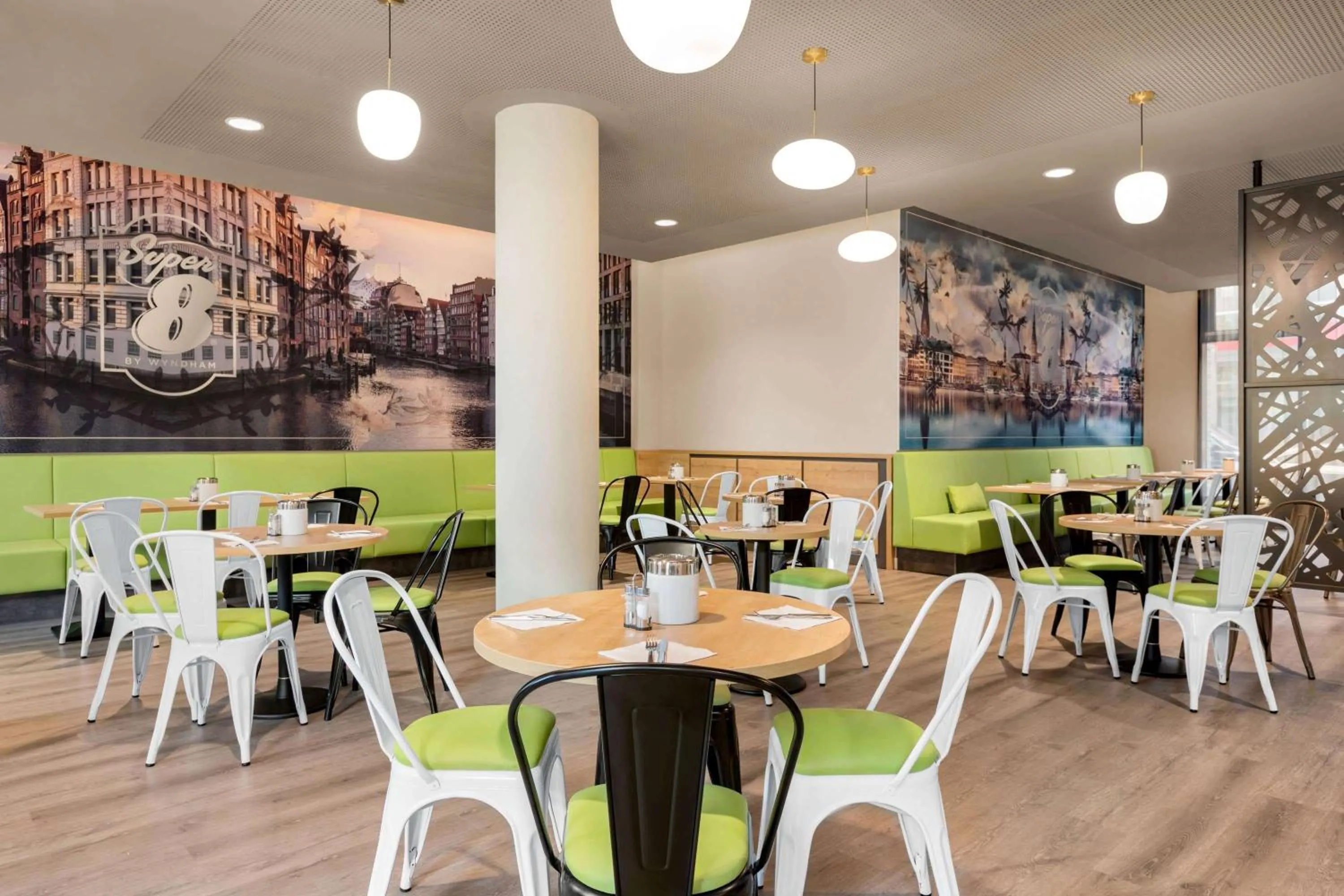 Restaurant/places to eat in Super 8 by Wyndham Hamburg Mitte