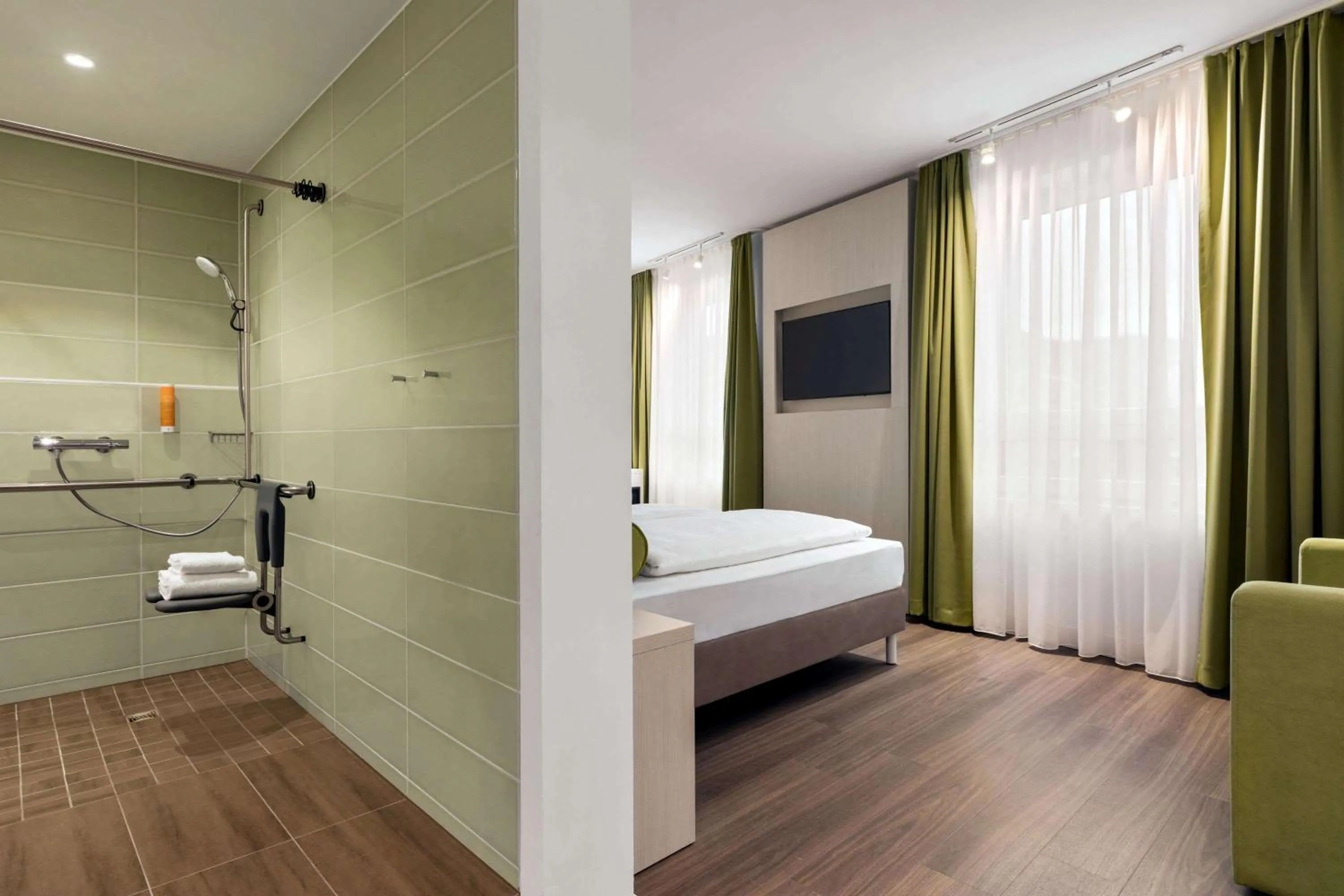 Shower, Bed in Super 8 by Wyndham Hamburg Mitte