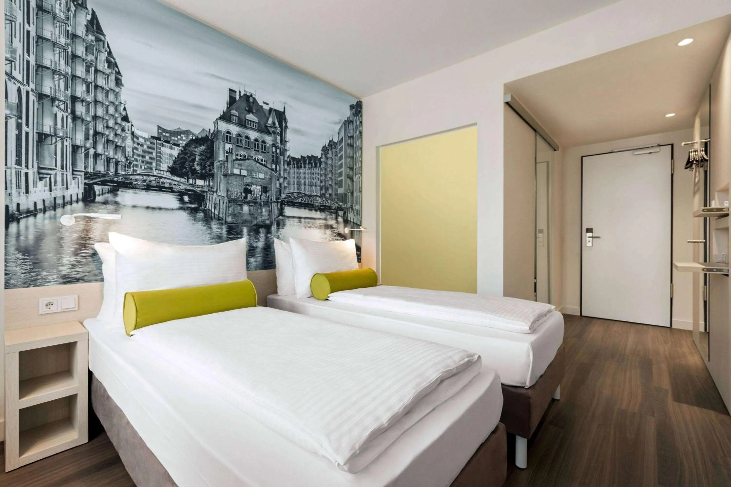 Bed in Super 8 by Wyndham Hamburg Mitte