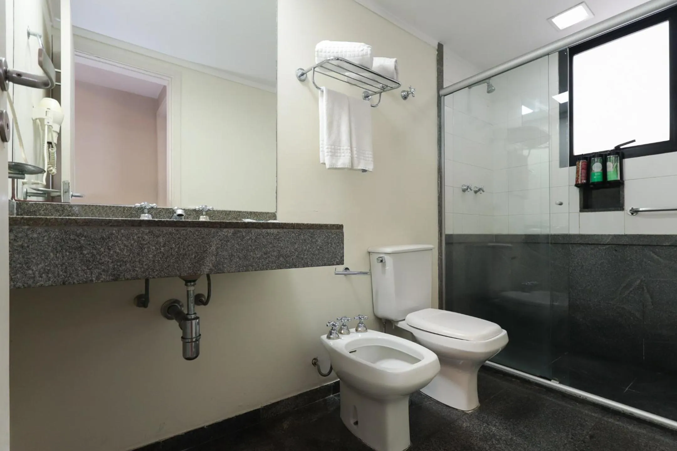 Shower in H4 Hotel Opera Jardins