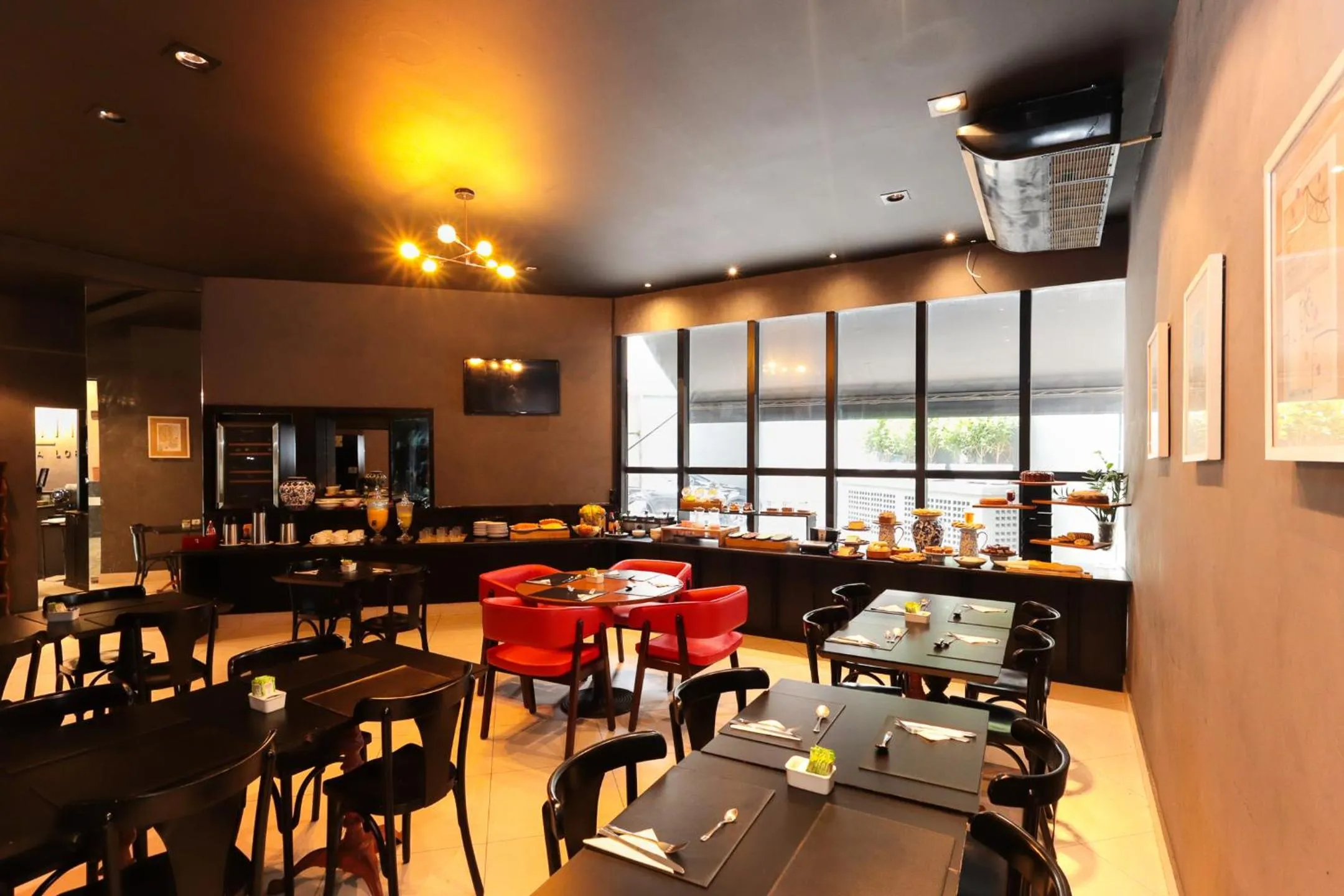 Restaurant/places to eat in H4 Hotel Opera Jardins