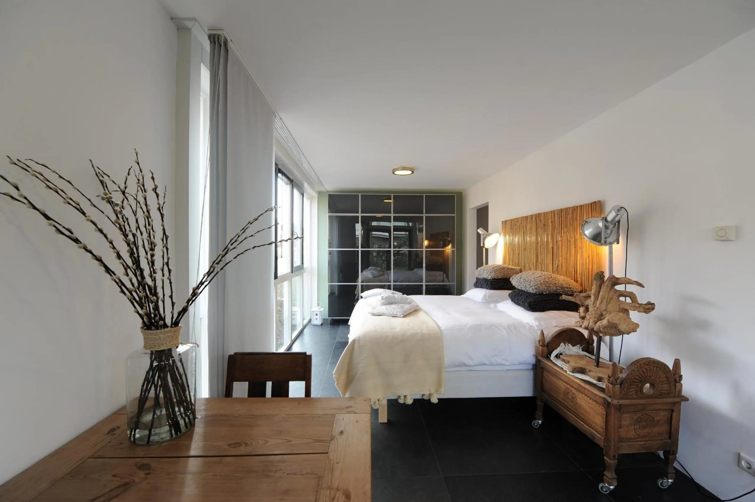 Dining area, Bed in The Green Tunnel