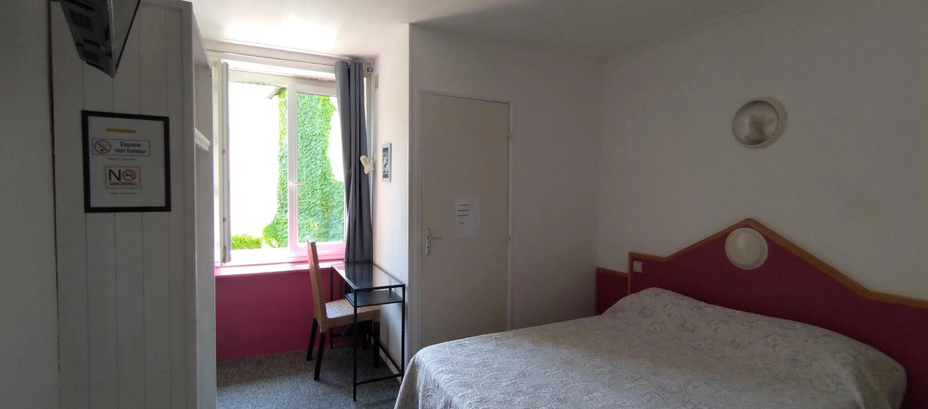 Bed in Hôtel des Jacobines