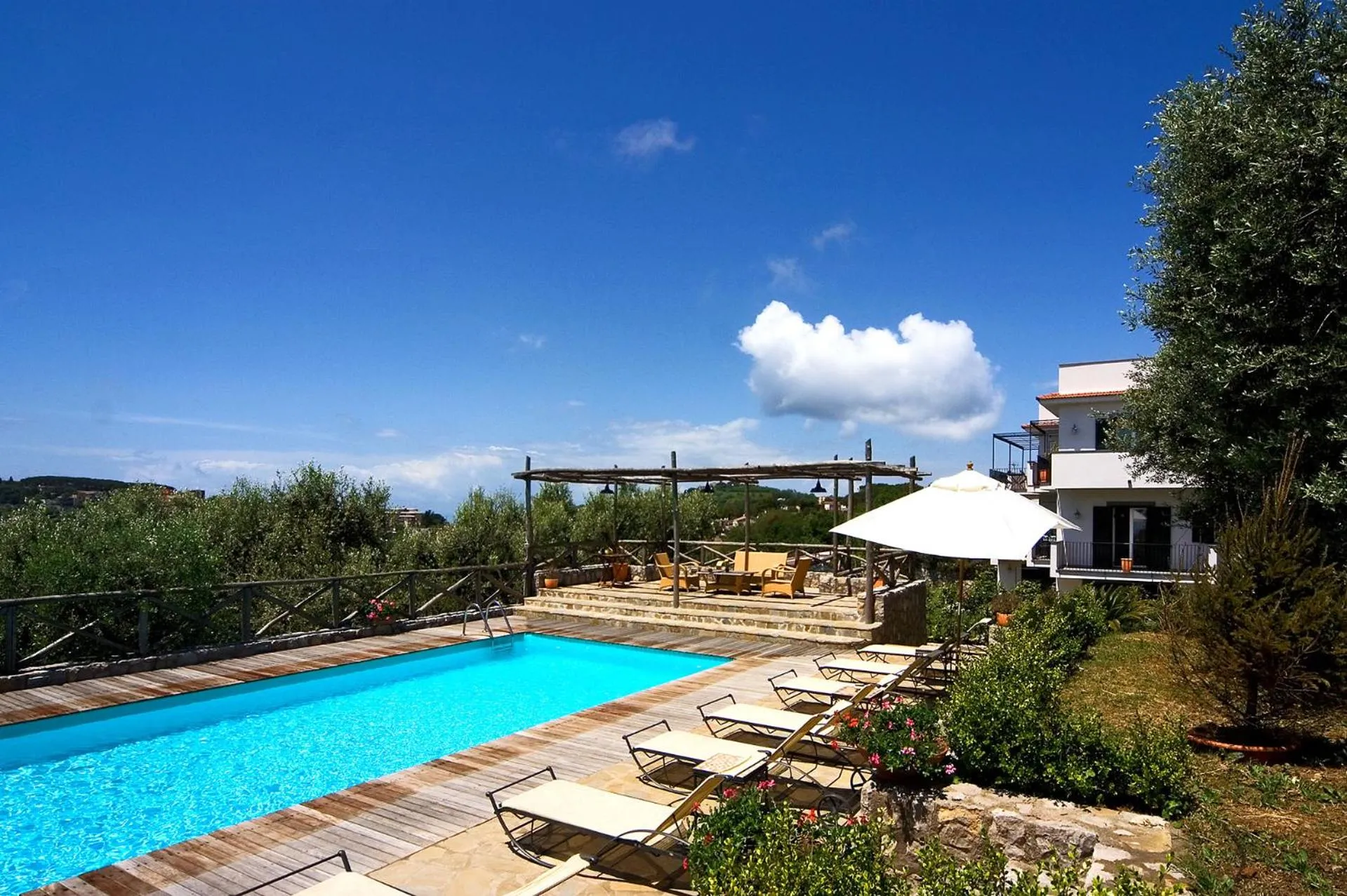 Pool view in Le Capannelle by Feeling Italy