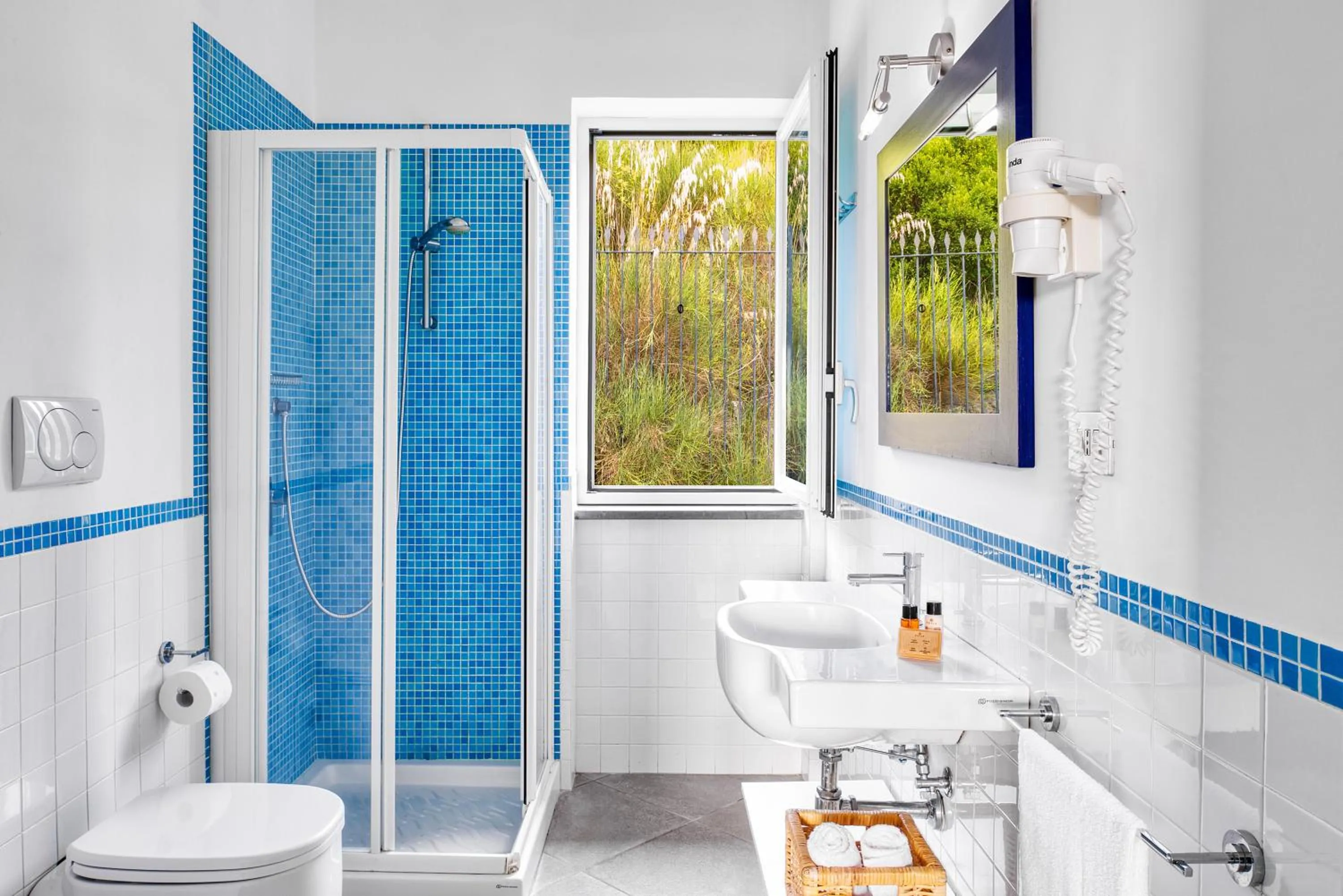 Bathroom in Le Capannelle by Feeling Italy