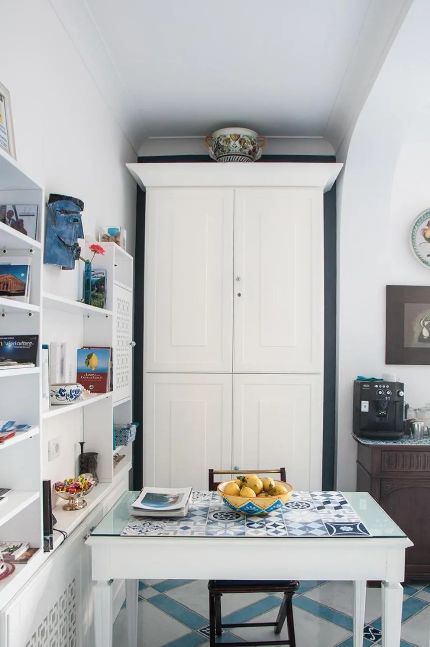 Communal lounge/ TV room in B&B Amalfè