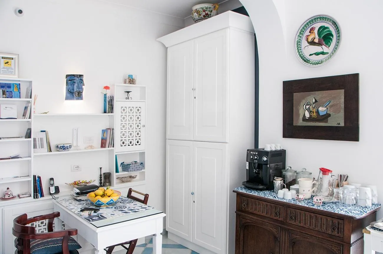 Communal lounge/ TV room in B&B Amalfè