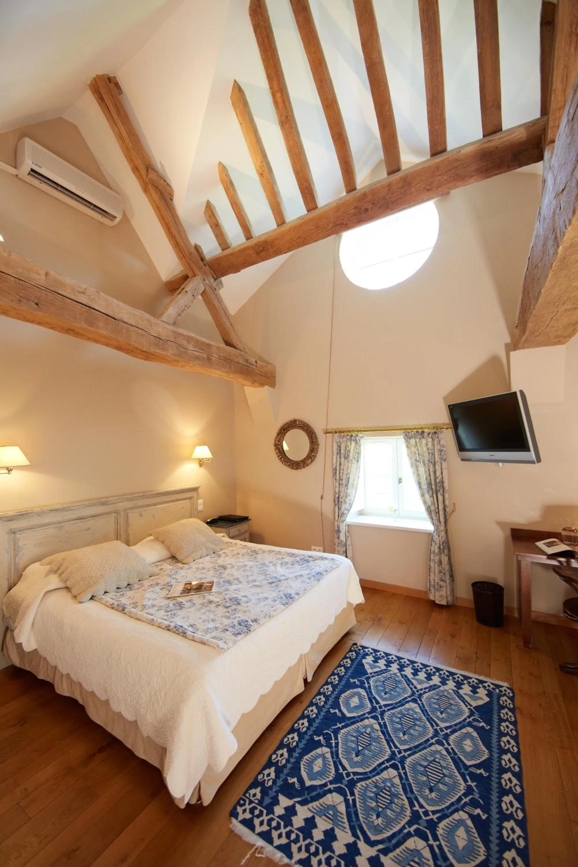 Photo of the whole room, Bed in Olivier Leflaive Hôtel Restaurants