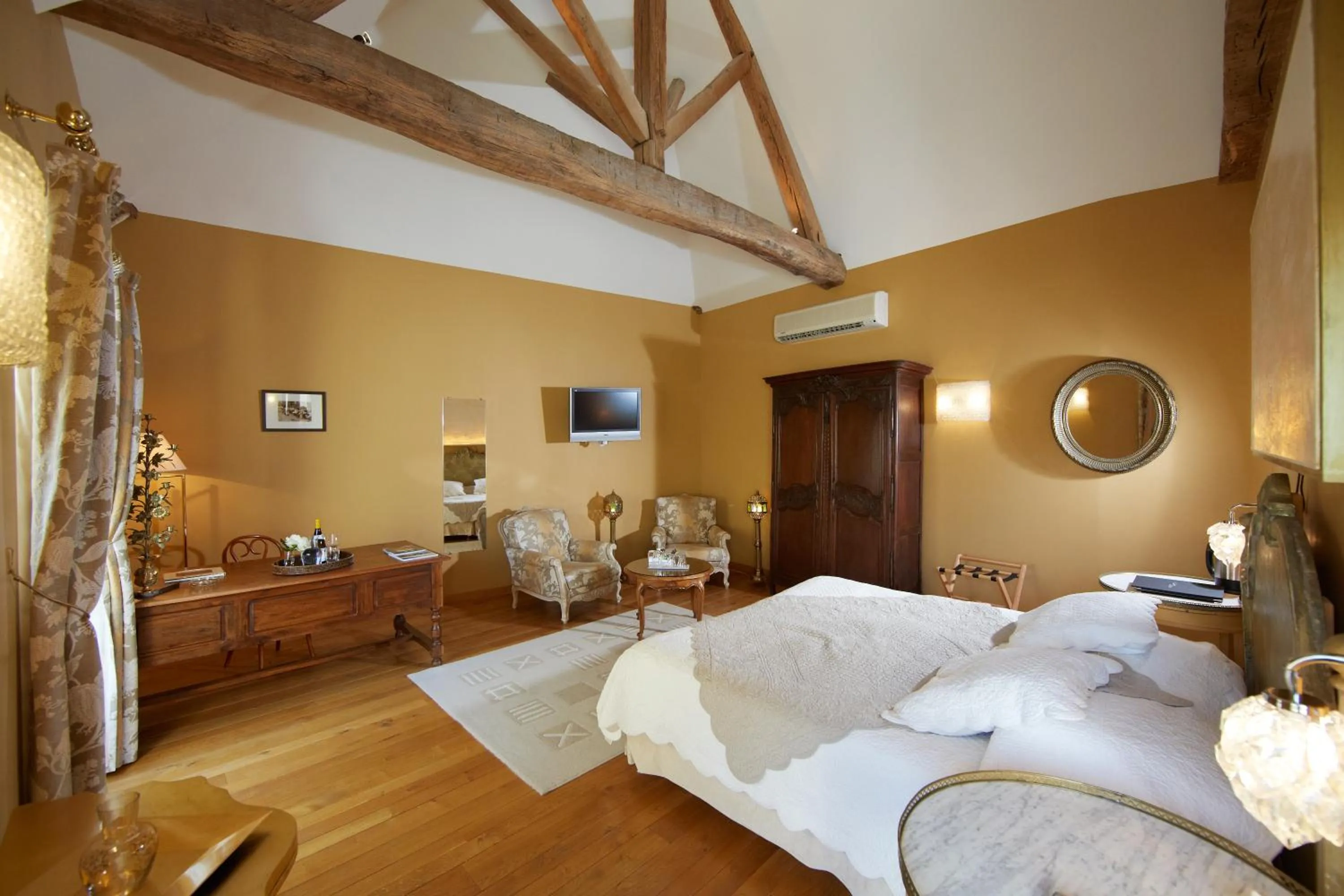 Photo of the whole room, Bed in Olivier Leflaive Hôtel Restaurants