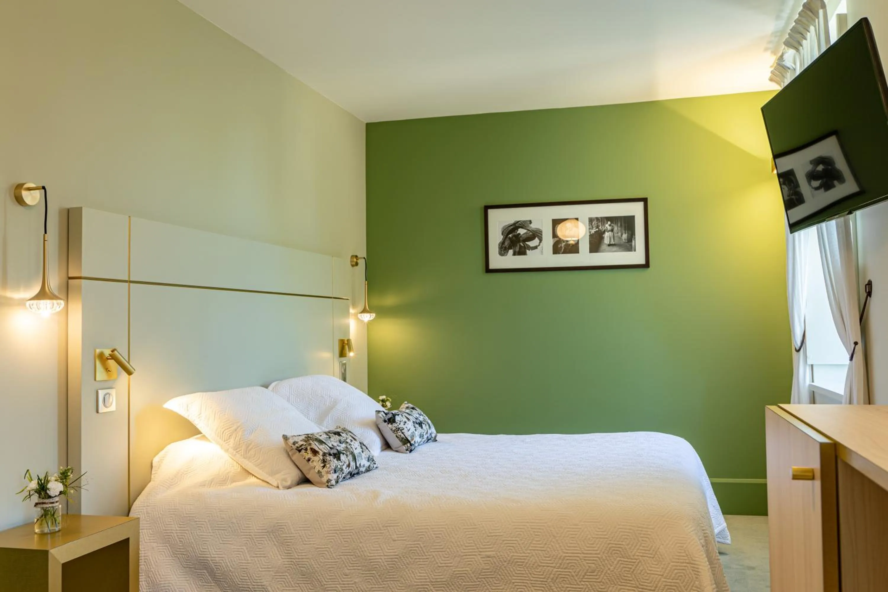 Photo of the whole room, Bed in Olivier Leflaive Hôtel Restaurants