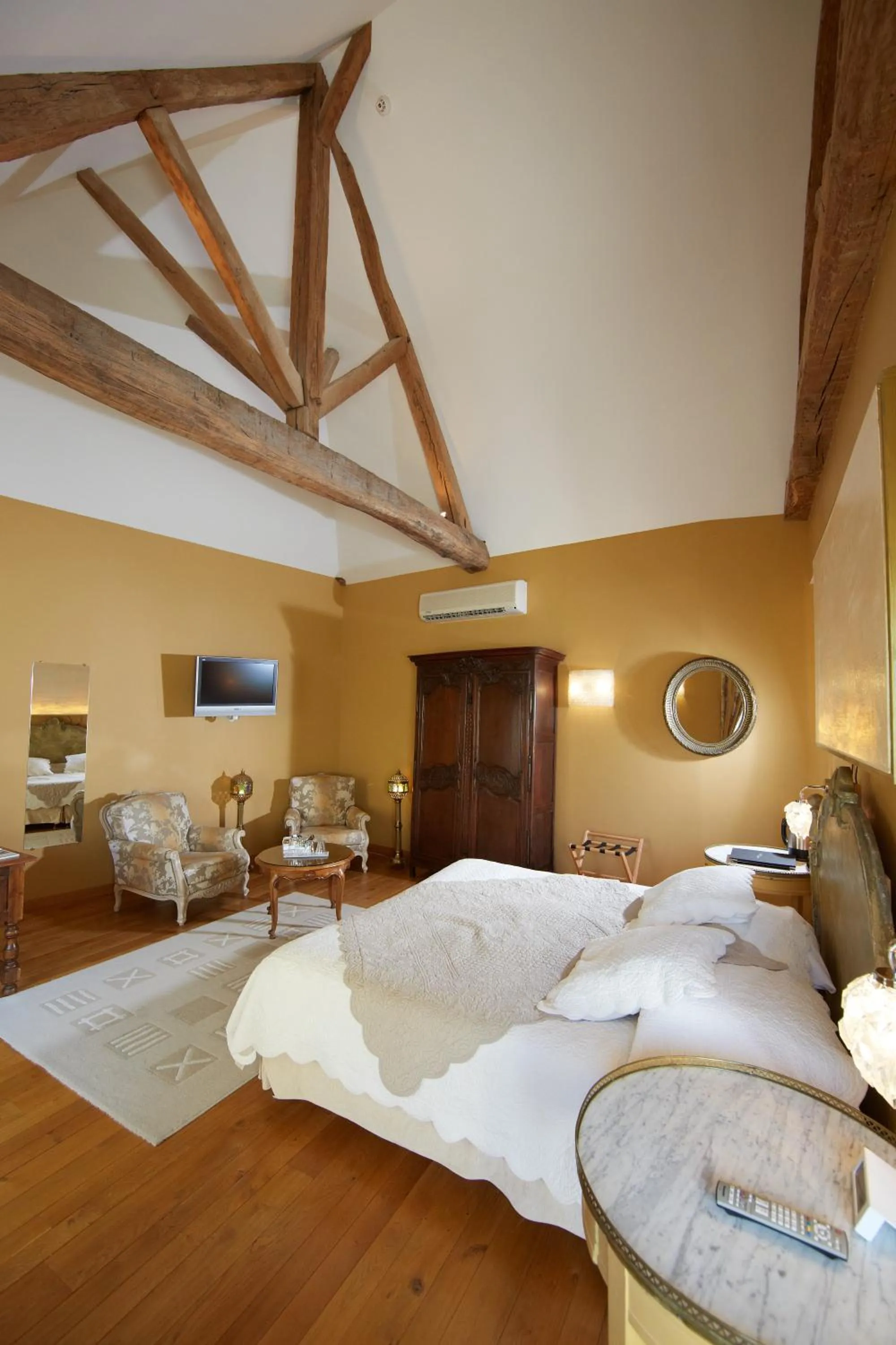 Photo of the whole room, Bed in Olivier Leflaive Hôtel Restaurants