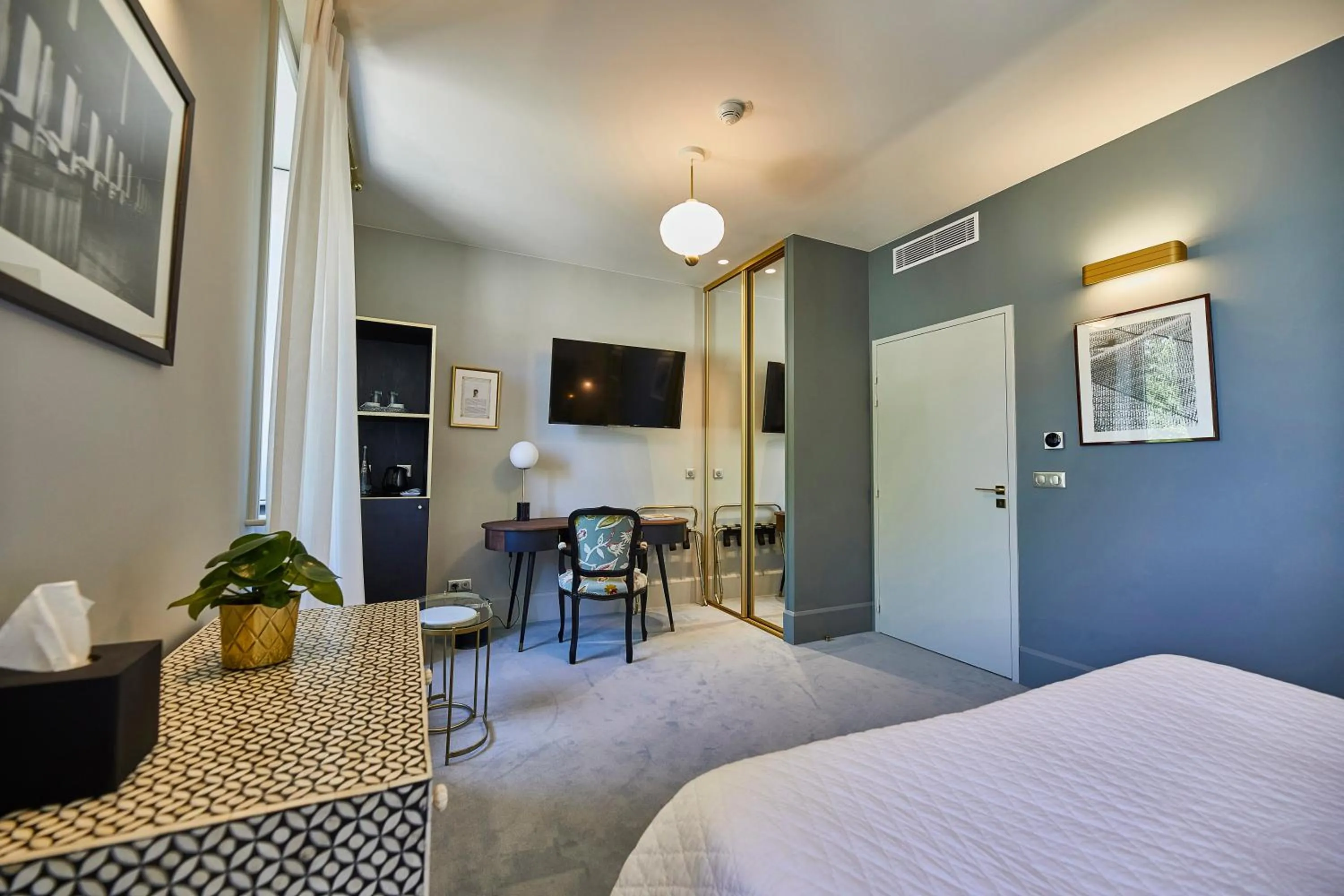 Photo of the whole room, Bed in Olivier Leflaive Hôtel Restaurants