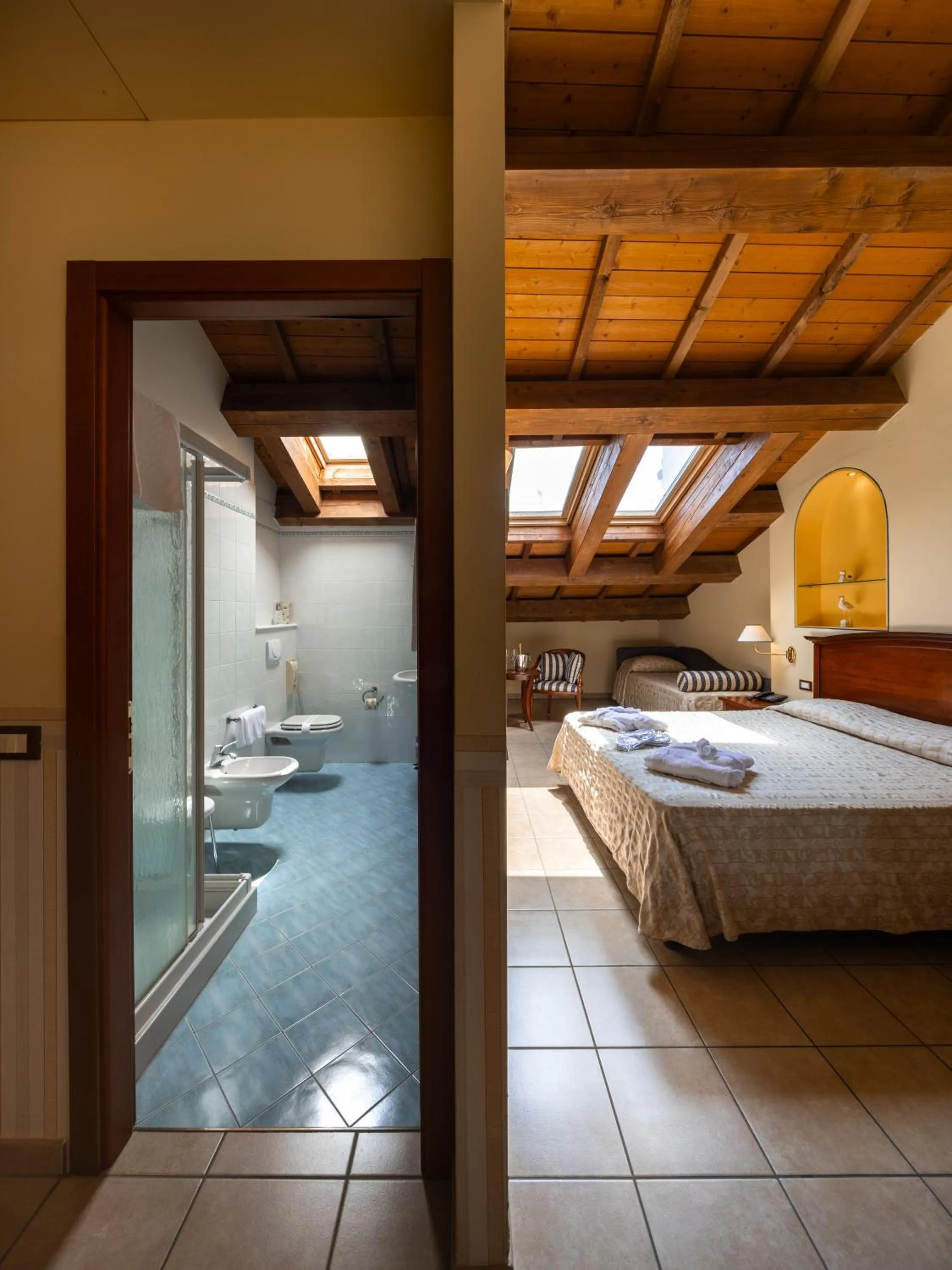 Shower, Bed in Locanda La Comacina