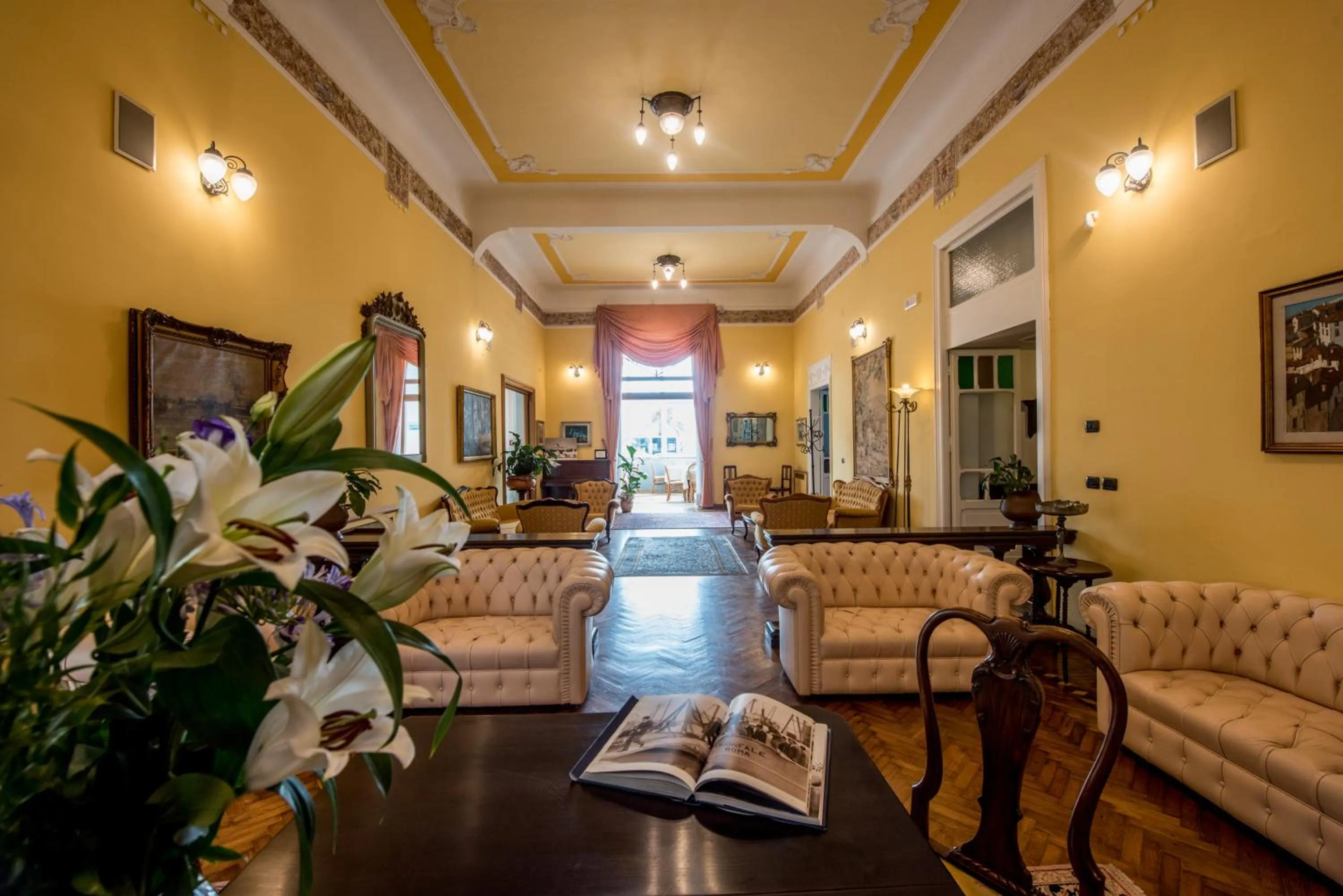 Communal lounge/ TV room in Hotel Progresso